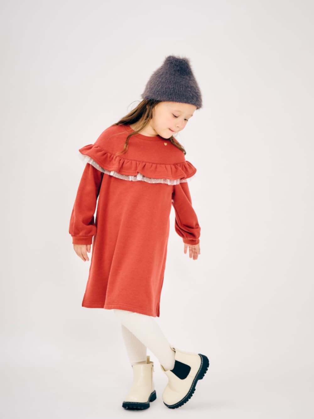 「F.O.Online Store、エフオーオンラインストア(F.O.Online Store)、apres les cours、アプレレクール、女の子、冬ワンピース、ワンピース、カラーワンピース、レッド、フリル、フリルワンピース、ニット帽、お出かけコーデ、冬コーデ、子供服」｜「apres les coursのサイドゴアブーツ（ブーツ、ホワイト系）」を使った、F.O.OnlineStoreさん（キッズ・110cm）の冬コーディネートの1枚目の写真