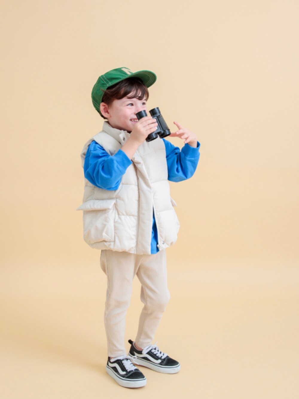 「F.O.Online Store、エフオーオンラインストア(F.O.Online Store)、BREEZE、ブリーズ、ダウンベスト、ベスト、ロンT、ブルー、差し色コーデ、おでかけコーデ、おしゃ見えテクニック、きれいめカジュアル、男の子、キャップ、秋冬コーデ」｜「BREEZEのロゴ&ナンバリング ロンT（Tシャツ/カットソー、ブルー系）」を使った、F.O.OnlineStoreさん（キッズ・110cm）の秋コーディネートの1枚目の写真