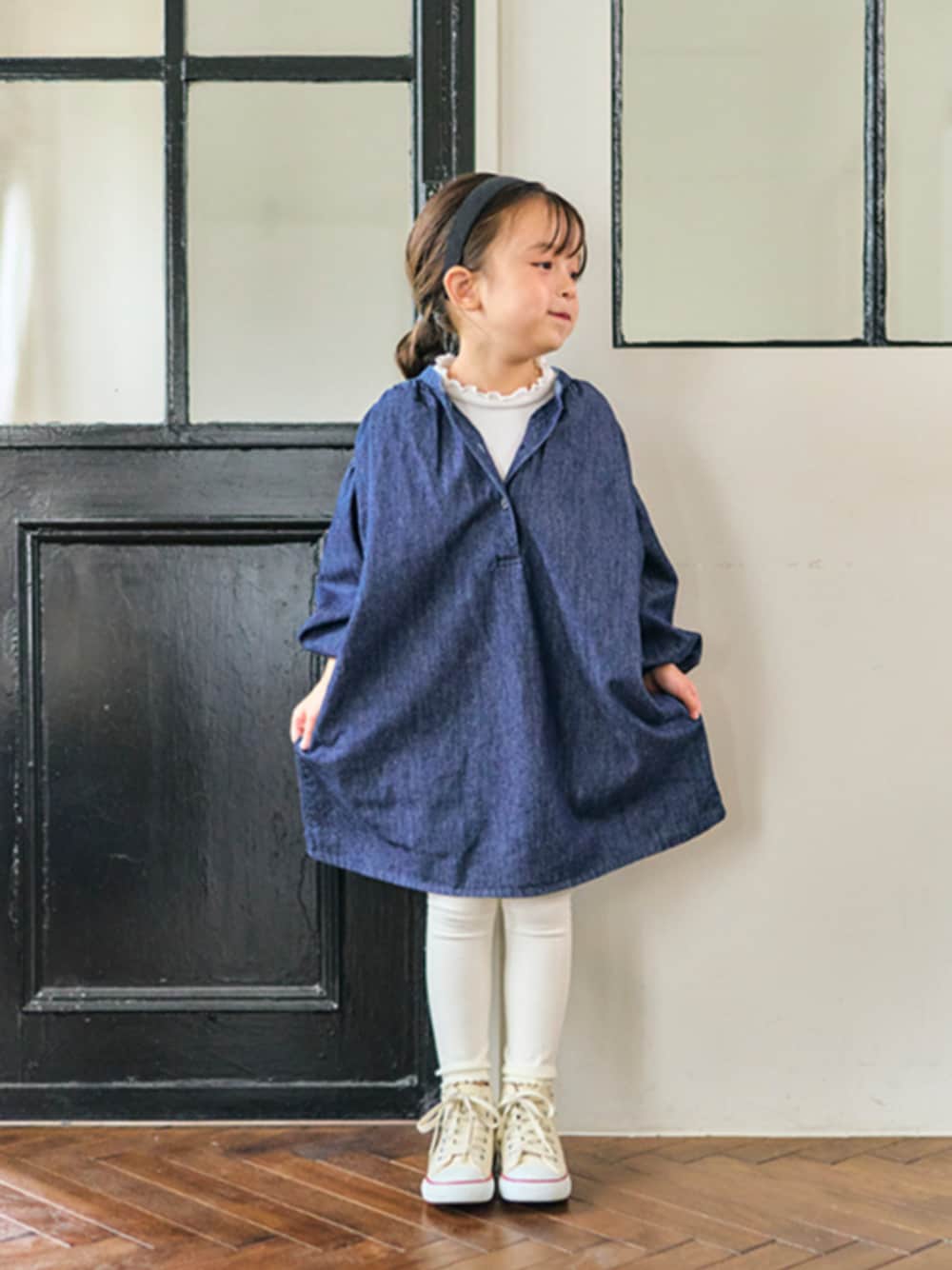 「F.O.Online Store、エフオーオンラインストア(F.O.Online Store)、apres les cours、アプレレクール、ワンピース、秋ワンピ、デニムワンピース、カジュアル、無地ワンピース、お出かけコーデ、カジュアルコーデ、おんなのこ、子供服、秋コーデ、秋服」｜「apres les coursの【リンク】アプレのヒロインワンピ（ワンピース、ブルー系）」を使った、F.O.OnlineStoreさん（キッズ・110cm）の夏コーディネートの1枚目の写真