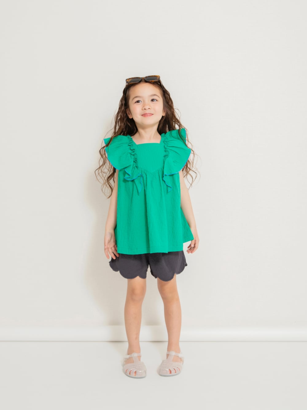 「F.O.Online Store、エフオーオンラインストア(F.O.Online Store)、BREEZE、ブリーズ、キッズコーデ、キッズファッション、女の子、女の子コーデ、ハーフパンツ、サンダル、夏服、お出かけコーデ、カジュアルコーデ、サングラス、春夏コーデ」｜「BREEZEのジェリーサンダル（サンダル、ホワイト系）」を使った、F.O.OnlineStoreさん（キッズ・110cm）の春コーディネートの1枚目の写真
