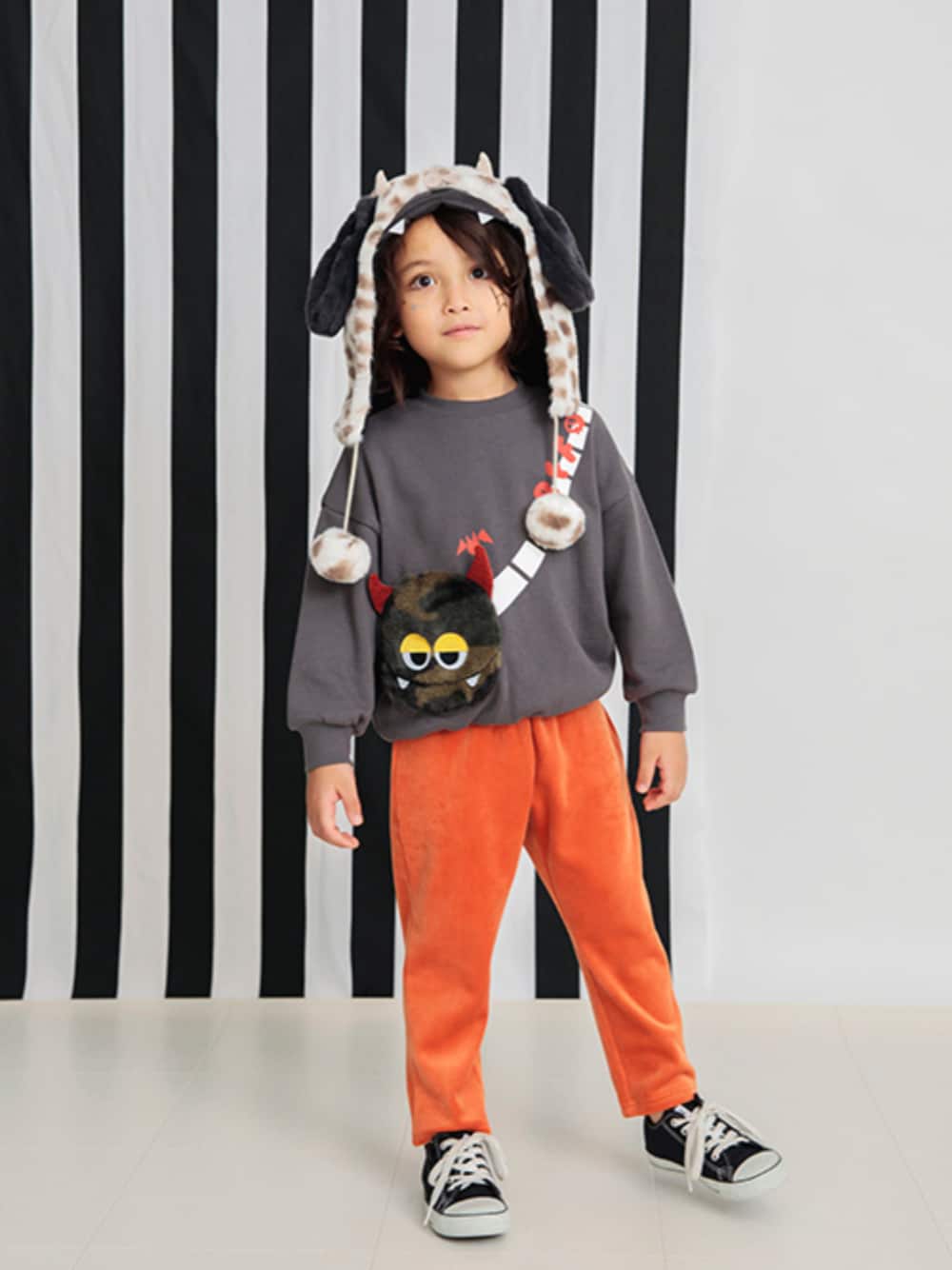 「F.O.Online Store、エフオーオンラインストア(F.O.Online Store)、BREEZE、ブリーズ、トレーナー、モンスター、halloween、ハロウィン、テーマパークコーデ、ゆったり、ゆったりコーデ、秋コーデ、キッズコーデ」｜「BREEZEのモンスターなりきりバラクラバ（ハット、ブラック系）」を使った、F.O.OnlineStoreさん（キッズ・110cm）の秋コーディネートの1枚目の写真