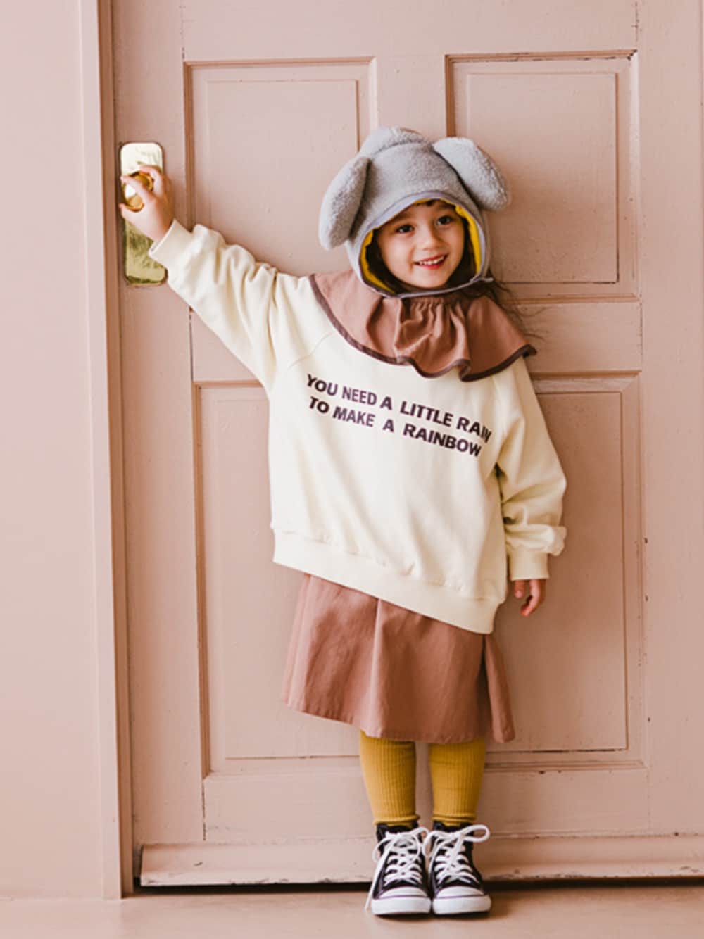 「F.O.Online Store、エフオーオンラインストア(F.O.Online Store)、p.premier、ピードットプルミエ、ブラウン、トレーナー、ワンピース、トレーナーコーデ、秋冬コーデ、ユニセックス、ゆったり、ゆったりコーデ、バラクラバ、おでかけコーデ、おでかけスタイル」｜「p.premierのイロチ買いしたい衿フリルのワンピース（ワンピース、ブラウン系）」を使った、F.O.OnlineStoreさん（キッズ・110cm）の秋コーディネートの1枚目の写真