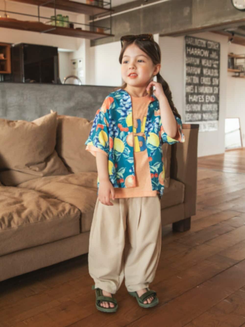 「F.O.Online Store、エフオーオンラインストア(F.O.Online Store)、BREEZE、ブリーズ、キッズコーデ、キッズファッション、女の子、ユニセックス、ワイドパンツ、サンダル、シャツスタイル、レイヤードスタイル、サングラス、お出かけコーデ、カジュアル」｜「BREEZEのアクティブテープサンダル（サンダル、グリーン系）」を使った、F.O.OnlineStoreさん（キッズ・110cm）の春コーディネートの1枚目の写真