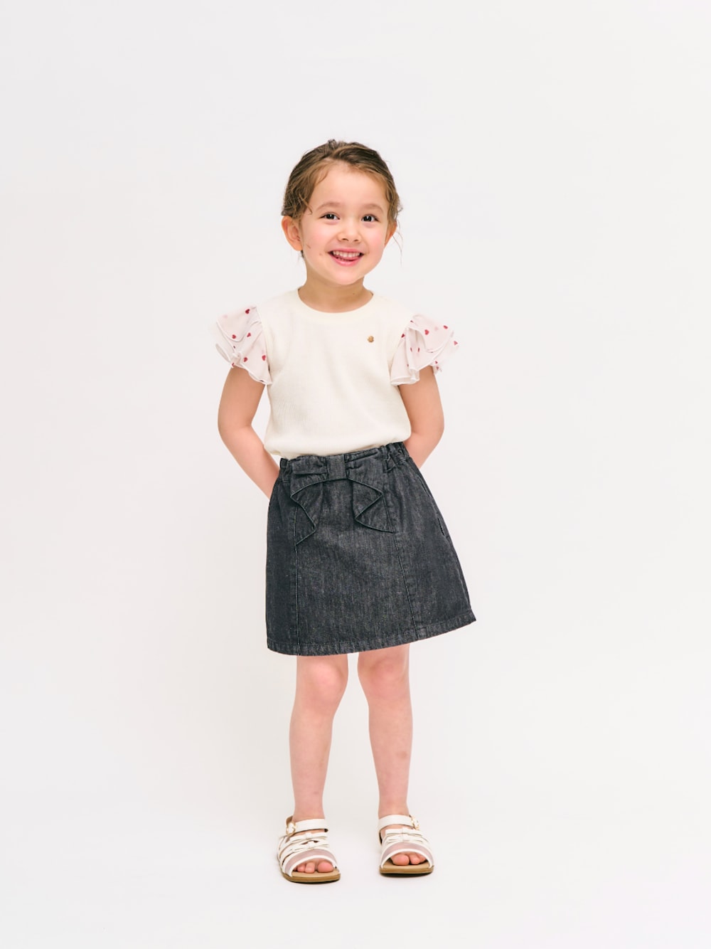 「F.O.Online Store、エフオーオンラインストア(F.O.Online Store)、apres les cours、アプレレクール、キッズコーデ、キッズファッション、女の子、女の子コーデ、スカート、デニム、サンダル、きれいめカジュアル、モノトーン、プチプラ、お出かけコーデ」｜「apres les coursのリボンメッシュサンダル（サンダル、ホワイト系）」を使った、F.O.OnlineStoreさん（キッズ・110cm）の春コーディネートの1枚目の写真