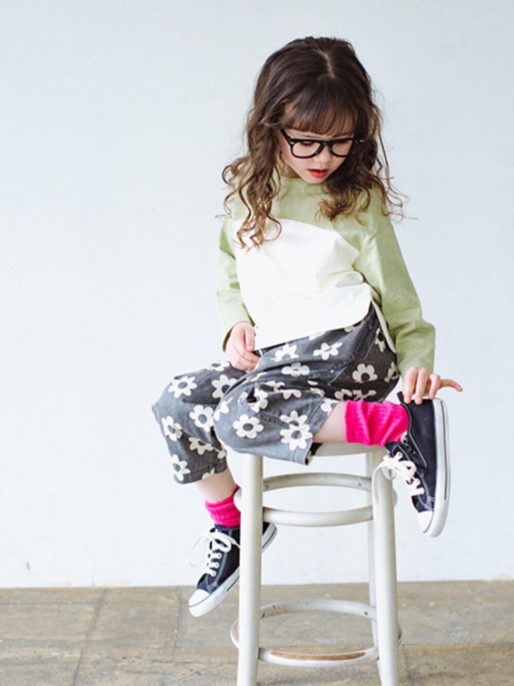 ブラック系のその他パンツ、グリーン系のTシャツ/カットソー、ピンク系のソックス/靴下を着用したキッズの春コーディネートの1枚目の写真