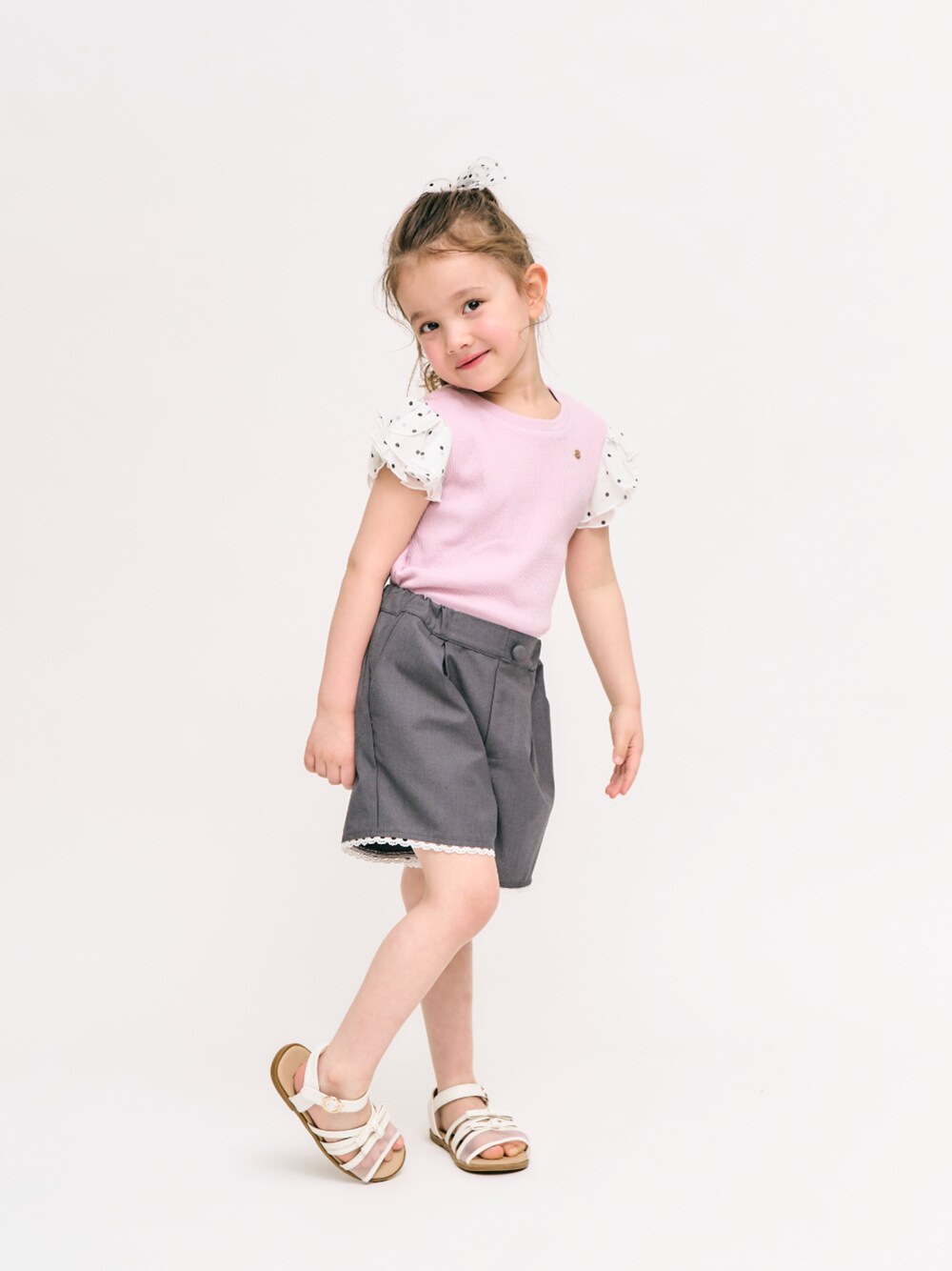 「F.O.Online Store、エフオーオンラインストア(F.O.Online Store)、apres les cours、アプレレクール、キッズコーデ、キッズファッション、女の子、女の子コーデ、ハーフパンツ、サンダル、ヘアアクセサリー、きれいめカジュアル、夏服、お出かけコーデ、プチプラ」｜「apres les coursのリボンメッシュサンダル（サンダル、ホワイト系）」を使った、F.O.OnlineStoreさん（キッズ・110cm）の夏コーディネートの1枚目の写真
