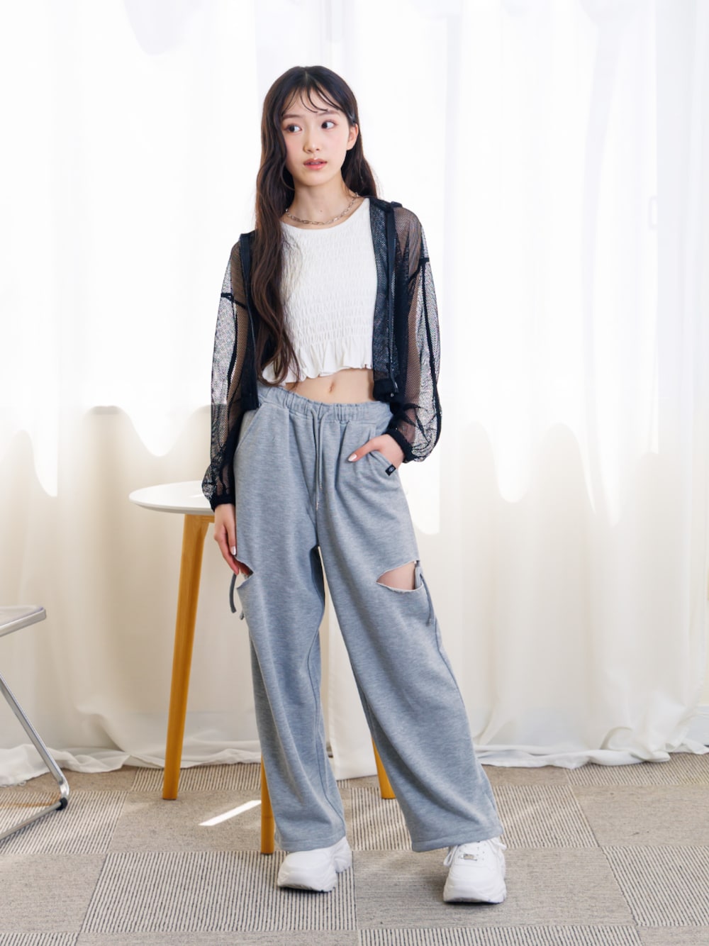 「F.O.Online Store、エフオーオンラインストア(F.O.Online Store)、ALGY、アルジー、キッズコーデ、キッズファッション、女の子、カジュアル、お出かけコーデ、モード、スウェット、スニーカー、パーカー、グレーパンツ、ストリート系」｜「algyのメッシュパーカー（パーカー、ブラック系）」を使った、F.O.OnlineStoreさん（キッズ・160cm）の夏コーディネートの1枚目の写真