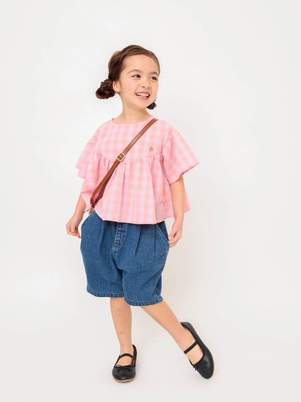「F.O.Online Store、エフオーオンラインストア(F.O.Online Store)、BREEZE、ブリーズ、キッズコーデ、キッズファッション、女の子、女の子コーデ、ショルダーバッグ、デニム、カジュアルコーデ、お出かけコーデ、春コーデ、お花見、ハーフパンツ」｜「BREEZEの【リンク】フリルチェックチュニック（チュニック、ピンク系）」を使った、F.O.OnlineStoreさん（キッズ・110cm）の春コーディネートの1枚目の写真