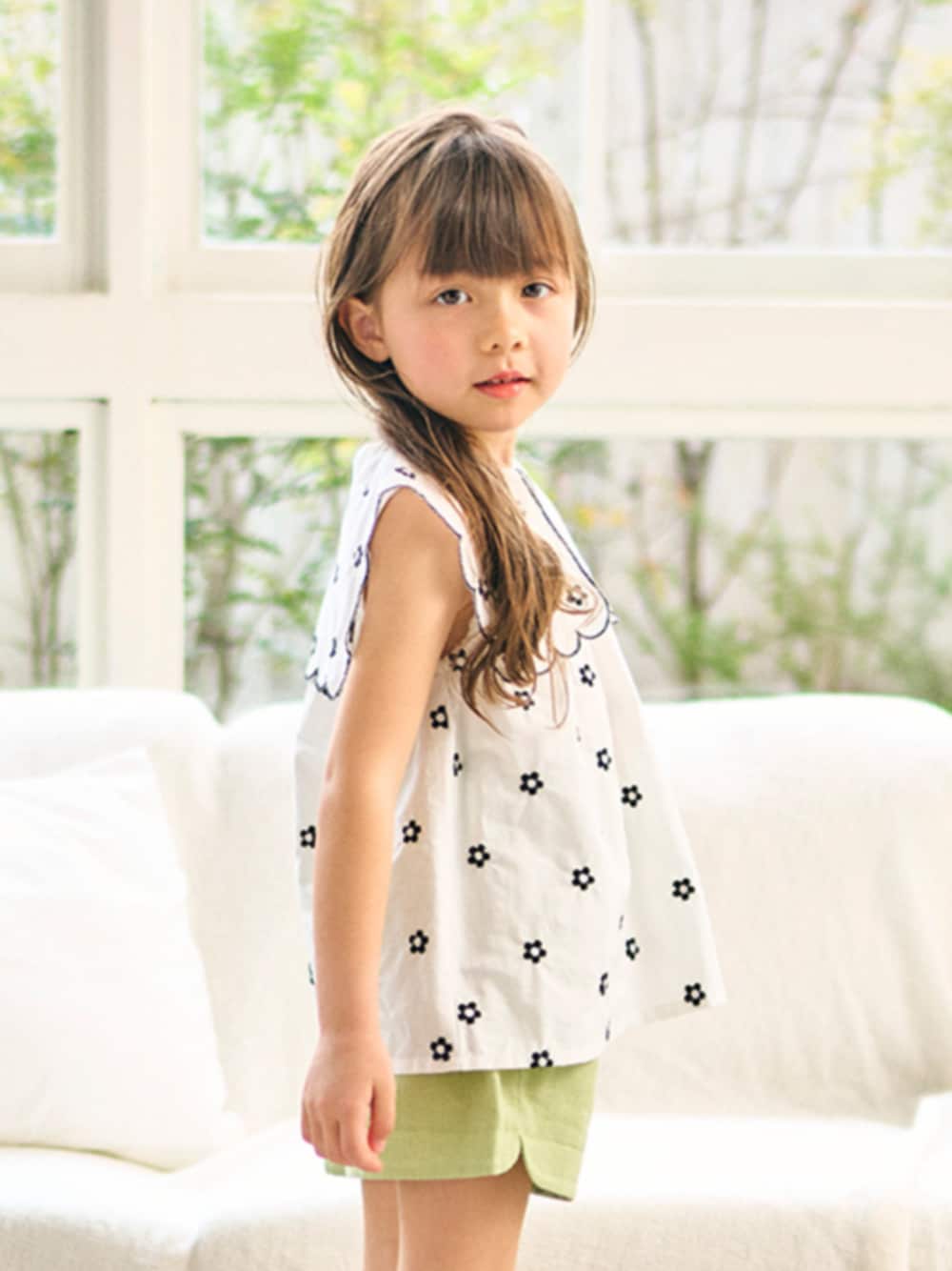 「F.O.Online Store、エフオーオンラインストア(F.O.Online Store)、apres les cours、アプレレクール、花柄、夏トップス、ブラウス、ノースリーブ、ビッグ襟、きれいめカジュアル、ショートパンツ、夏コーデ、おんなのこ、カジュアル、お出かけコーデ」｜「apres les coursのハート・フラワー・シェル スカラップチュニック（チュニック、ホワイト系）」を使った、F.O.OnlineStoreさん（キッズ・110cm）の夏コーディネートの1枚目の写真