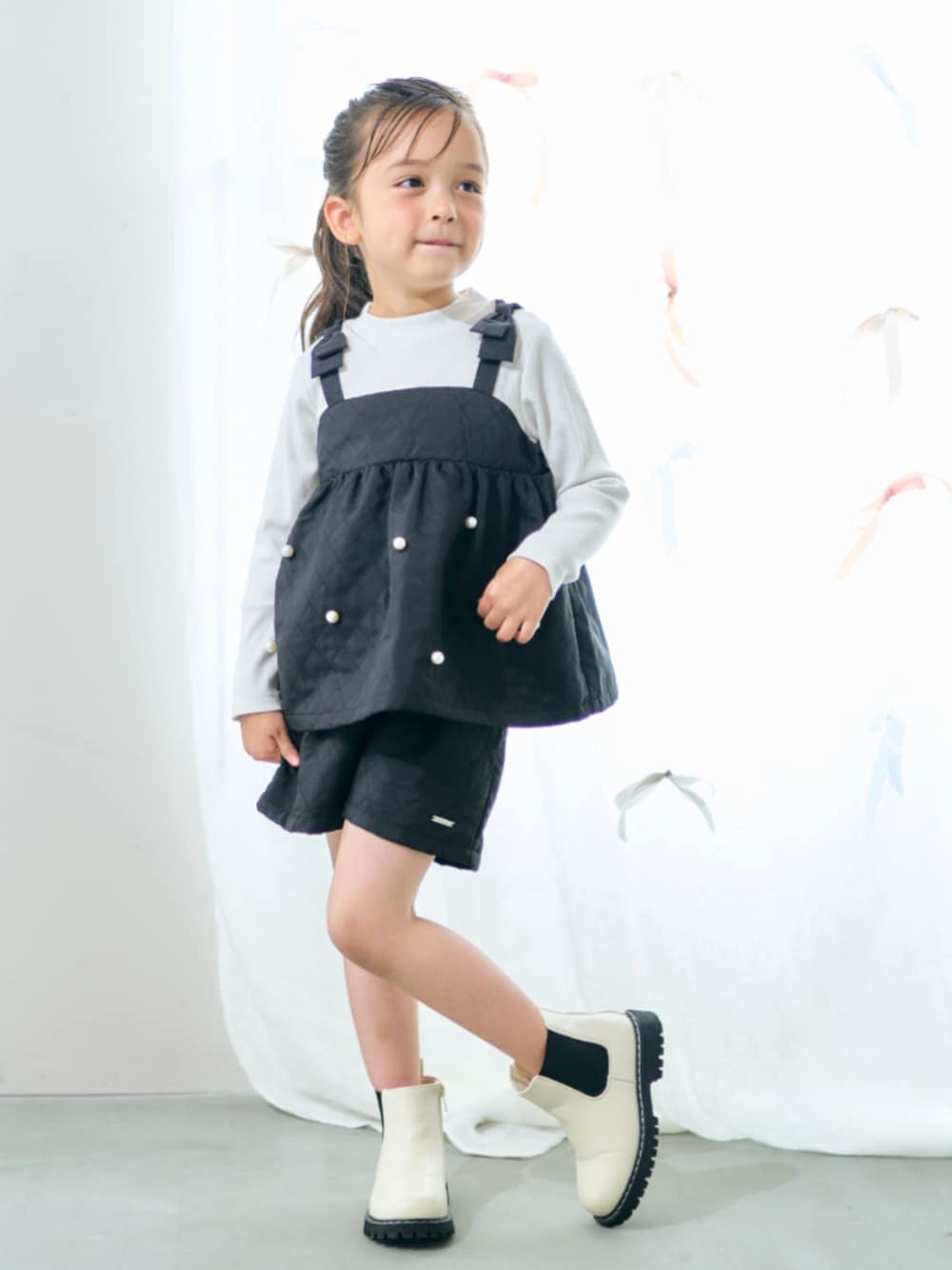 「アプレレクール、apres les cours、F.O.Online Store、エフオーオンラインストア(F.O.Online Store)、キッズコーデ、キッズファッション、セットアップ、フォーマル、セレモニーコーデ、ショートブーツ」｜「apres les coursのサイドゴアブーツ（ブーツ、ホワイト系）」を使った、F.O.OnlineStoreさん（キッズ・110cm）の秋コーディネートの1枚目の写真