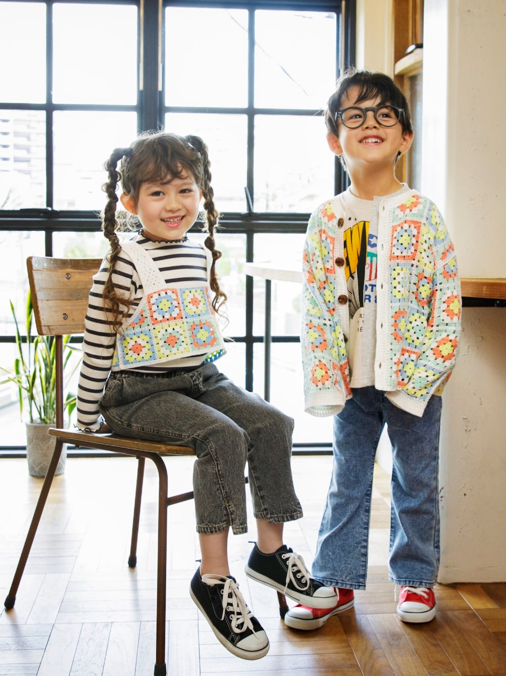 「F.O.Online Store、エフオーオンラインストア(F.O.Online Store)、BREEZE、ブリーズ、キッズコーデ、キッズファッション、女の子、男の子、ユニセックス、カジュアル、リンクコーデ、デニム、ロンT、春アウター、春色」｜「BREEZEのクロシェビスチェ（ベスト、その他）」を使った、F.O.OnlineStoreさん（キッズ・110cm）の冬コーディネートの1枚目の写真