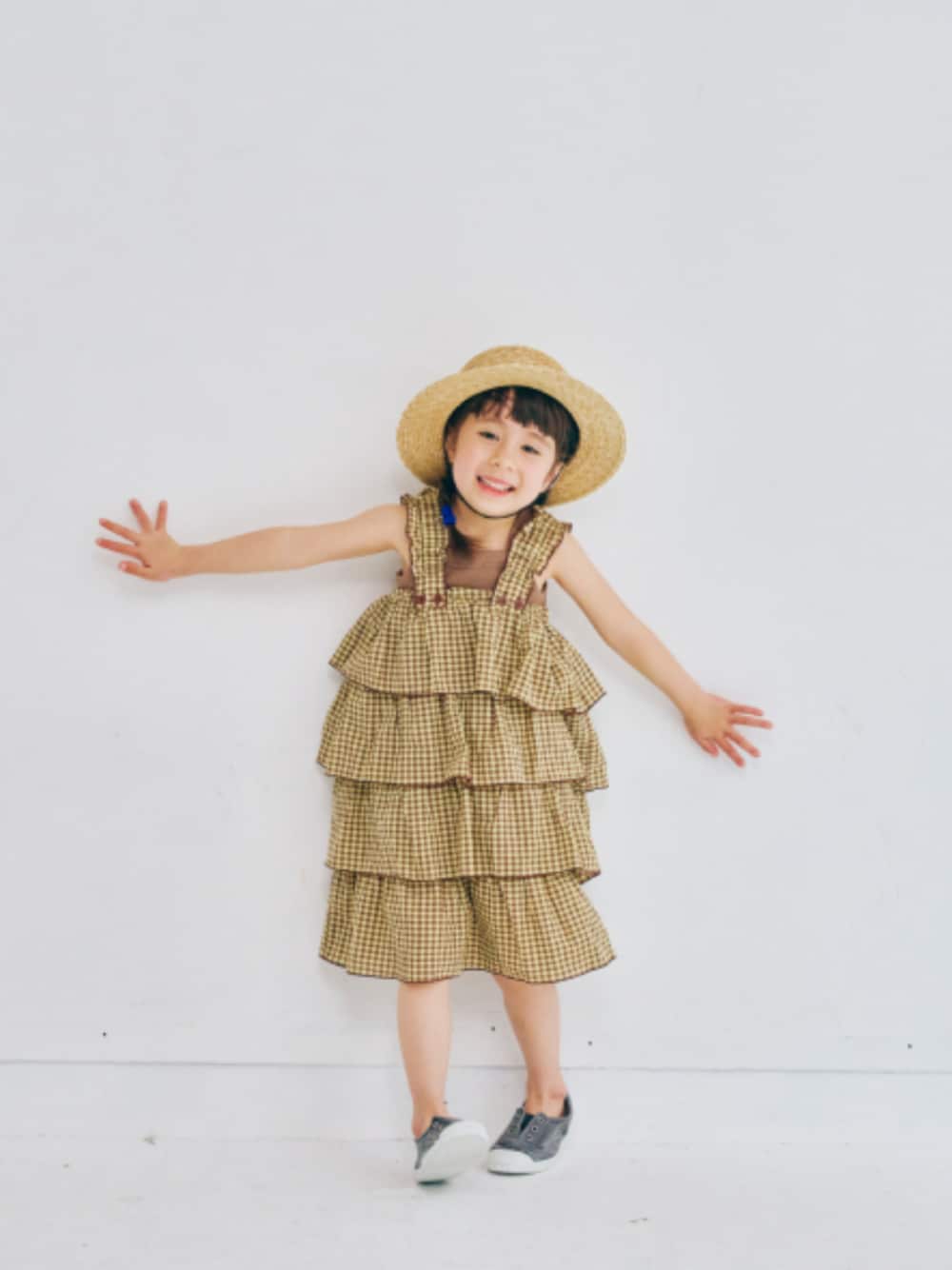 「F.O.Online Store、エフオーオンラインストア(F.O.Online Store)、p.premier、ピードットプルミエ、キッズコーデ、キッズファッション、女の子、ワンピース、チェック、タンクトップ、ハット、夏コーデ、夏服、レイヤードスタイル、お出かけコーデ」｜「p.premierのロゴリボンストローハット（ハット、ホワイト系）」を使った、F.O.OnlineStoreさん（キッズ・110cm）の春コーディネートの1枚目の写真