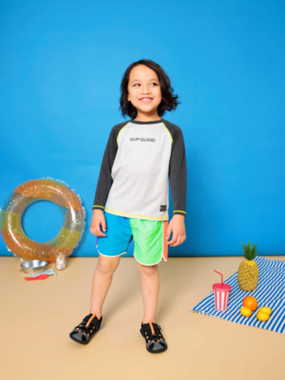 「F.O.Online Store、エフオーオンラインストア(F.O.Online Store)、BREEZE、ブリーズ、キッズコーデ、キッズファッション、男の子、水着、ラッシュガード、ハーフパンツ、サンダル、スイムウェア、プチプラ、海、プール」｜「BREEZEの【UVカット/ジュニア対応】長袖ラッシュガード（ラッシュガード、グレー系）」を使った、F.O.OnlineStoreさん（キッズ・110cm）の春コーディネートの1枚目の写真