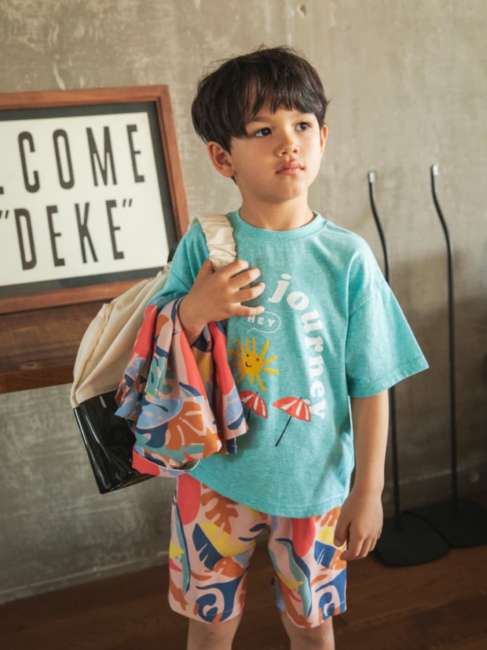 「F.O.Online Store、エフオーオンラインストア(F.O.Online Store)、BREEZE、ブリーズ、キッズコーデ、キッズファッション、男の子、ユニセックス、セットアップ、総柄、アメカジ、ハーフパンツ、柄シャツ、スイムバック、ショルダーバッグ」｜「BREEZEのワンショルダースイムBAG（スイムグッズ、ホワイト系）」を使った、F.O.OnlineStoreさん（キッズ・110cm）の夏コーディネートの1枚目の写真