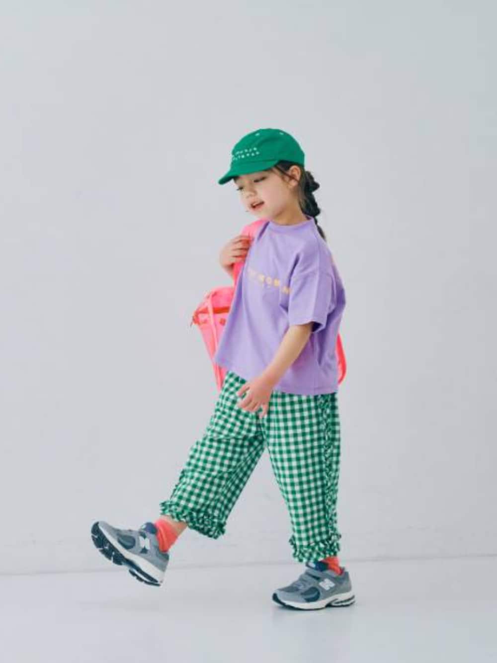 「F.O.Online Store、エフオーオンラインストア(F.O.Online Store)、p.premier、ピードットプルミエ、キッズコーデ、キッズファッション、女の子、女の子コーデ、キャップ、ロゴT、靴下チラ見せ、スイムバック、プール、トートバッグ、チェック」｜「p.premierのイロチ買いしたいカラーリブソックス（ソックス/靴下、レッド系）」を使った、F.O.OnlineStoreさん（キッズ・110cm）の春コーディネートの1枚目の写真