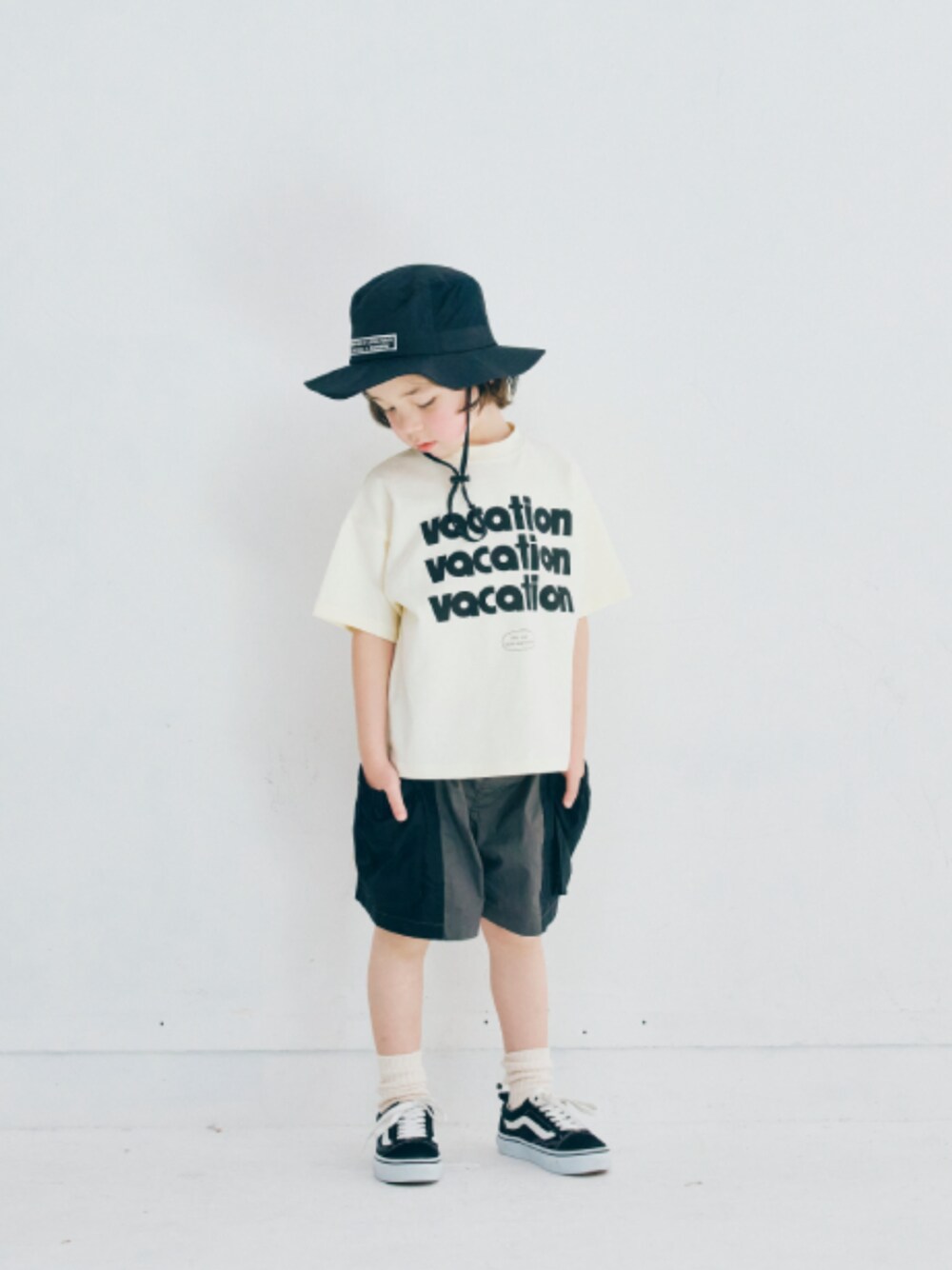 「F.O.Online Store、エフオーオンラインストア(F.O.Online Store)、p.premier、ピードットプルミエ、キッズコーデ、キッズファッション、男の子、ハット、ハーフパンツ、靴下チラ見せ、ロゴT、カジュアル、カジュアルコーデ、アウトドアスタイル、モノトーン」｜「p.premierのイロチ買いしたいカラーリブソックス（ソックス/靴下、ホワイト系）」を使った、F.O.OnlineStoreさん（キッズ・110cm）の春コーディネートの1枚目の写真
