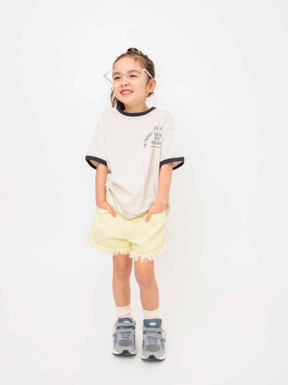 「F.O.Online Store、エフオーオンラインストア(F.O.Online Store)、BREEZE、ブリーズ、キッズコーデ、キッズファッション、女の子、ユニセックス、白シャツ、アメカジ、ハーフパンツ、ヘアアクセサリー、Tシャツ、プチプラ、めがね」｜「BREEZEの【リンク】3色3柄カレッジTシャツ（Tシャツ/カットソー、ホワイト系）」を使った、F.O.OnlineStoreさん（キッズ・110cm）の春コーディネートの1枚目の写真
