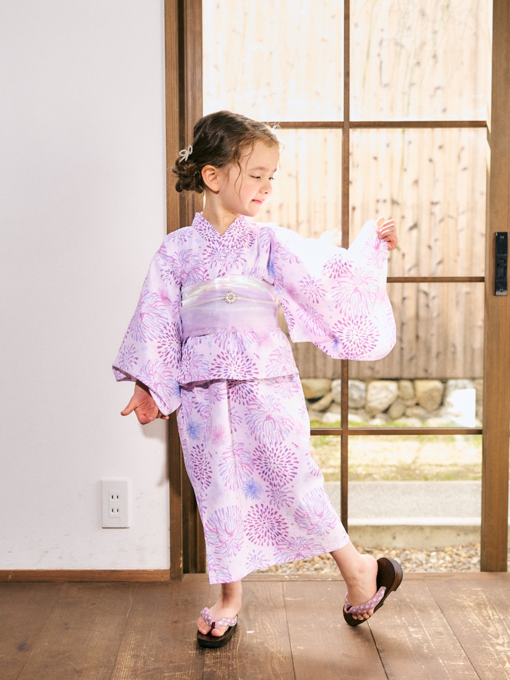 「F.O.Online Store、エフオーオンラインストア(F.O.Online Store)、apres les cours、アプレレクール、キッズコーデ、キッズファッション、女の子、女の子コーデ、浴衣、帯、ヘアアクセ、夏コーデ、夏祭り、お出かけコーデ、プチプラ」｜「apres les coursの【リンク】アプレのはんなり浴衣（浴衣、ピンク系）」を使った、F.O.OnlineStoreさん（キッズ・110cm）の春コーディネートの1枚目の写真