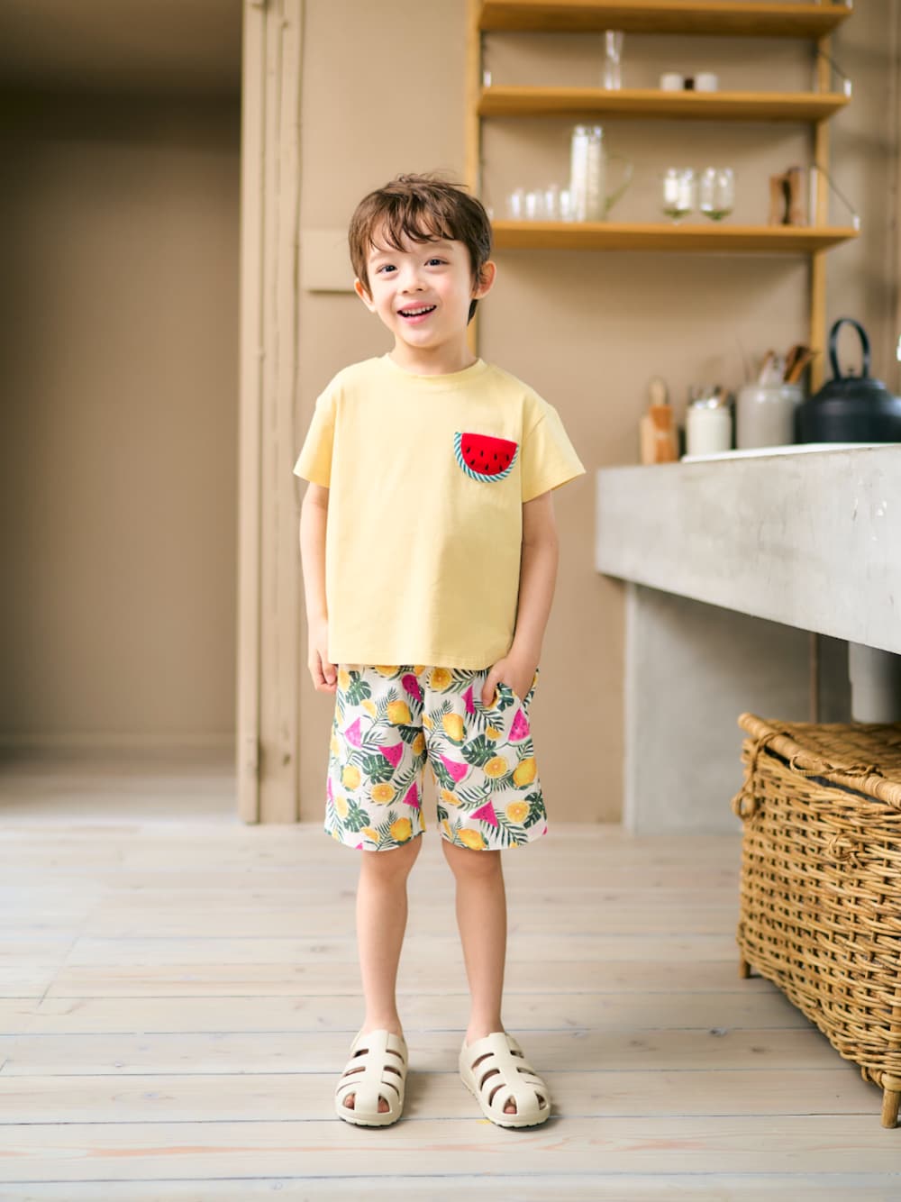 「F.O.Online Store、エフオーオンラインストア(F.O.Online Store)、apres les cours、アプレレクール、キッズコーデ、キッズファッション、男の子、ユニセックス、ハーフパンツ、総柄、サンダル、春夏コーデ、お出かけコーデ、カジュアル、セットアップ」｜「apres les coursのEVAグルカサンダル（サンダル、ベージュ系）」を使った、F.O.OnlineStoreさん（キッズ・110cm）の春コーディネートの1枚目の写真