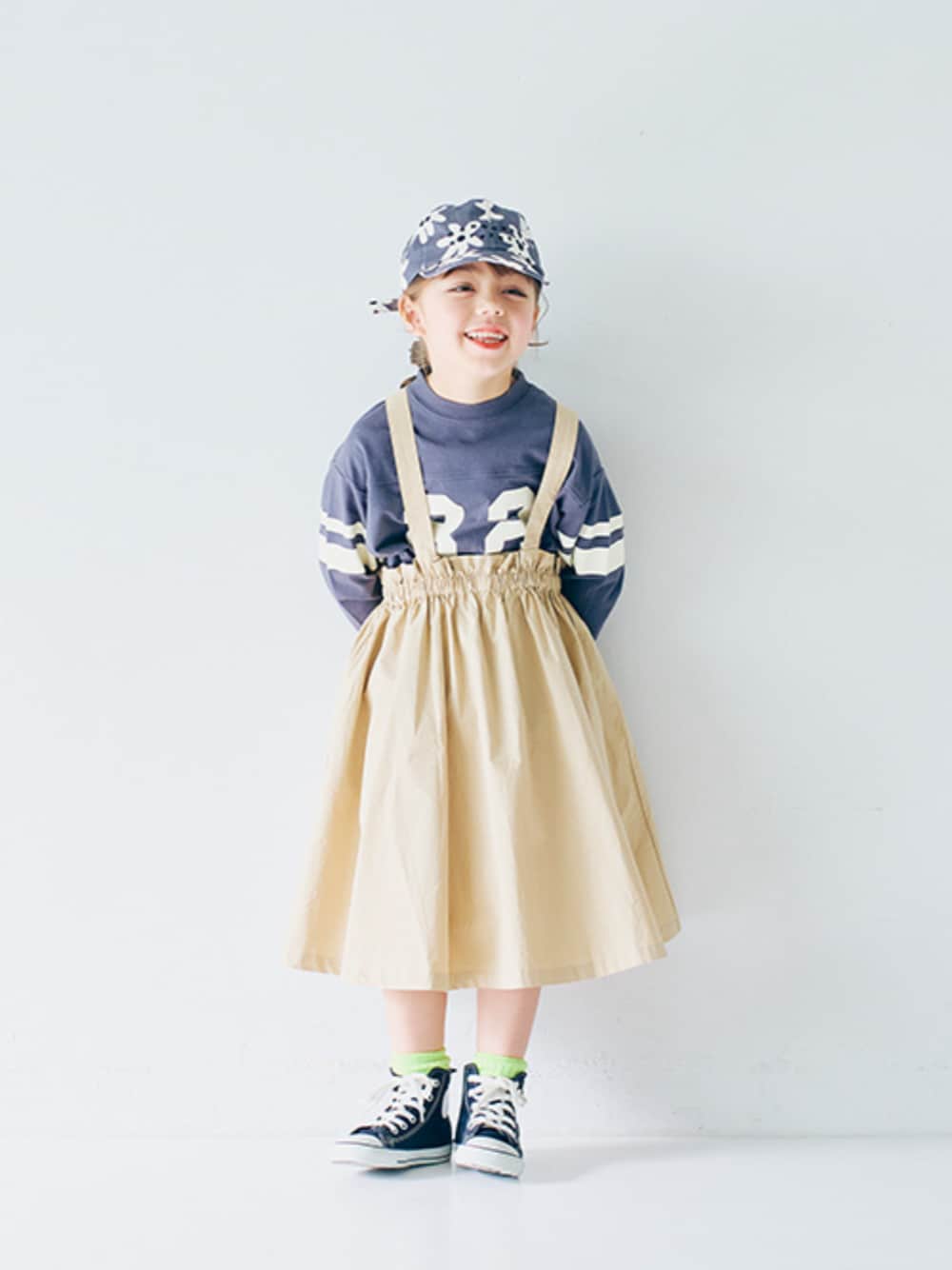 「ロンT、F.O.Online Store、エフオーオンラインストア(F.O.Online Store)、p.premier、ピードットプルミエ、キッズコーデ、キッズファッション、キッズ、女の子、女の子コーデ、春コーデ、お出かけコーデ、キャップ、カラーコーデ、靴下チラ見せ」｜「p.premierのイロチ買いしたいフットボール切替長袖Tシャツ（Tシャツ/カットソー、グレー系）」を使った、F.O.OnlineStoreさん（キッズ・110cm）の春コーディネートの1枚目の写真