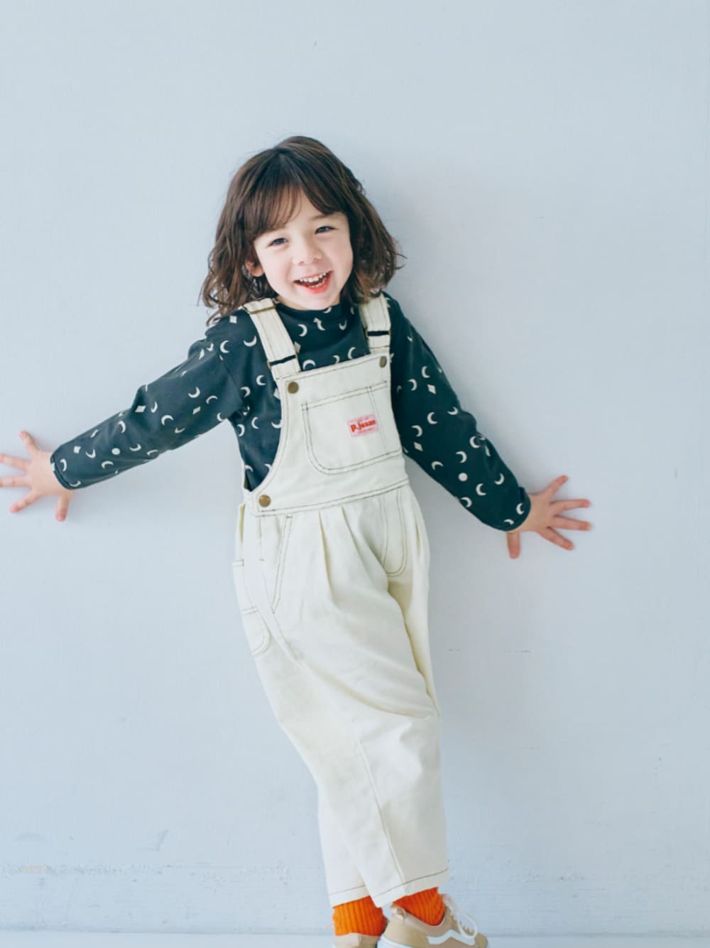 「春コーデ、春、キッズコーデ、キッズファッション、キッズ、kids、kidsfashion、F.O.Online Store、エフオーオンラインストア(F.O.Online Store)、プルミエ、p.premier、サロペット、カジュアル」｜「p.premierのイロチ買いしたいカラーリブソックス（ソックス/靴下、オレンジ系）」を使った、F.O.OnlineStoreさん（キッズ・110cm）の冬コーディネートの1枚目の写真
