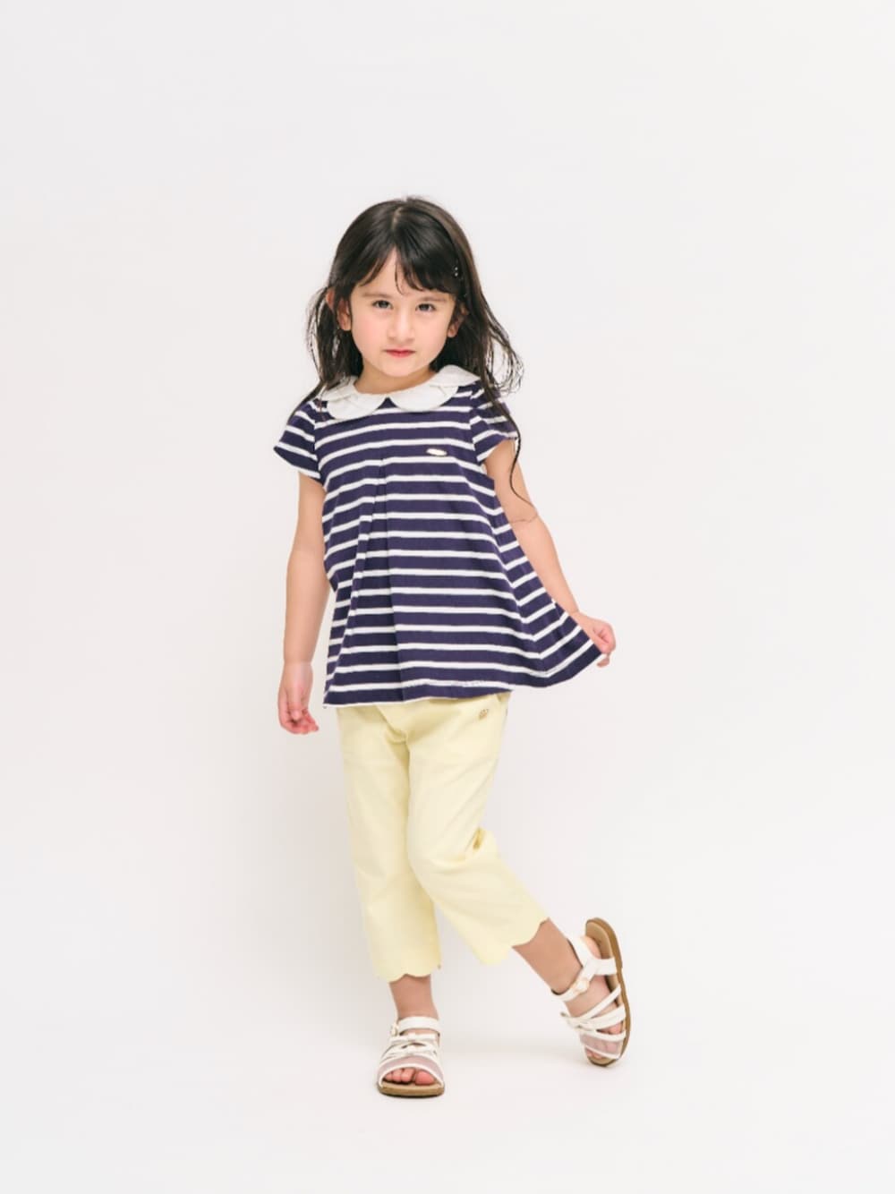 「F.O.Online Store、エフオーオンラインストア(F.O.Online Store)、apres les cours、アプレレクール、キッズコーデ、キッズファッション、女の子、女の子コーデ、きれいめカジュアル、ボーダー、サンダル、パンツスタイル、お出かけコーデ、プチプラ、春夏コーデ」｜「apres les coursのリボンメッシュサンダル（サンダル、ホワイト系）」を使った、F.O.OnlineStoreさん（キッズ・110cm）の春コーディネートの1枚目の写真