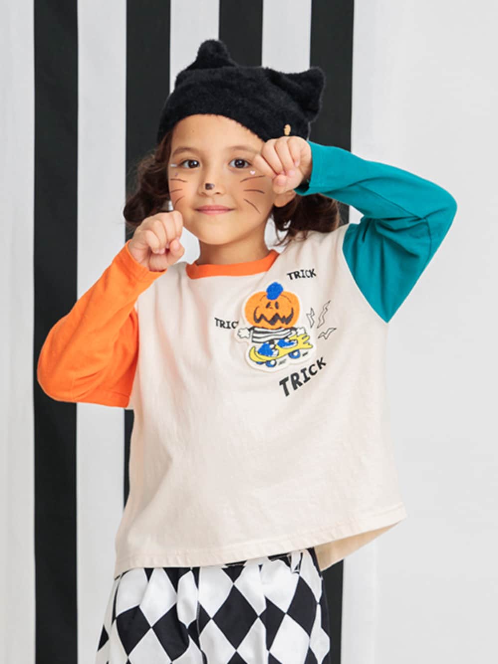「F.O.Online Store、エフオーオンラインストア(F.O.Online Store)、BREEZE、ブリーズ、長袖、ロンT、ワイドパンツ、ゆったり、パンプキン、かぼちゃ、ニット帽、halloween、ハロウィン、カラフル」｜「BREEZEのNEW シェフパンツ（その他パンツ、ホワイト系）」を使った、F.O.OnlineStoreさん（キッズ・110cm）の秋コーディネートの1枚目の写真