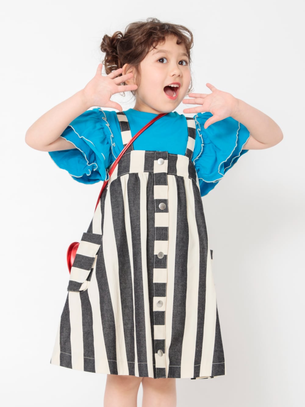 「F.O.Online Store、エフオーオンラインストア(F.O.Online Store)、BREEZE、ブリーズ、キッズコーデ、女の子、カジュアル、カジュアルコーデ、ジャンスカ、ジャンパースカート、ストライプ、春コーデ、春、春色、通学コーデ」｜「BREEZEの【リンク】総柄ジャンスカ（ジャンパースカート、ブラック系）」を使った、F.O.OnlineStoreさん（キッズ・110cm）の冬コーディネートの1枚目の写真