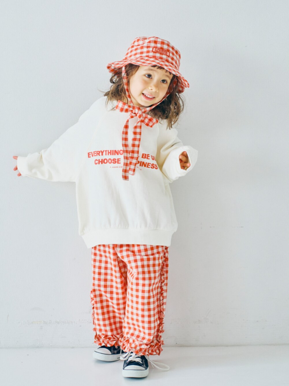 「春コーデ、春、春服、キッズコーデ、キッズファッション、キッズ服、F.O.Online Store、エフオーオンラインストア(F.O.Online Store)、プルミエ、p.premier、チェック、春カラー、春カラーコーデ」｜「p.premierのイロチ買いしたいオーバーサイズロゴスプリングトレーナー（スウェット、ホワイト系）」を使った、F.O.OnlineStoreさん（キッズ・110cm）の冬コーディネートの1枚目の写真