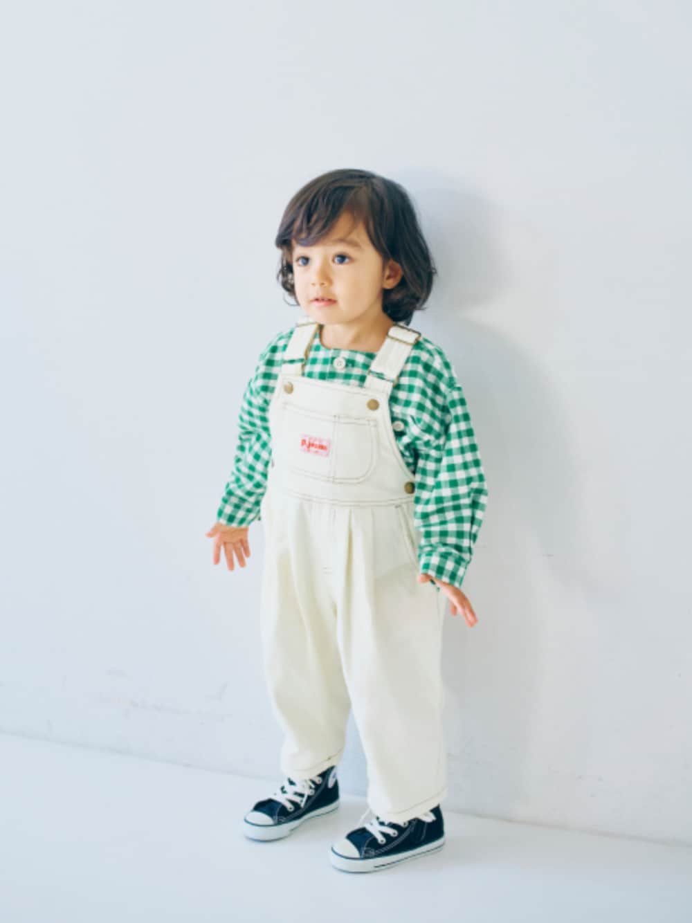 「F.O.Online Store、エフオーオンラインストア(F.O.Online Store)、p.premier、ピードットプルミエ、キッズコーデ、キッズファッション、男の子、ユニセックス、サロペット、ギンガムチェック、春めき満開コーデ、デニムジャケット、春アウター、お出かけコーデ、カジュアルコーデ」｜「p.premierの【ジュニア対応】ギンガムチェックとデニムのノーカラーシャツジャケット（ノーカラージャケット、グリーン系）」を使った、F.O.OnlineStoreさん（キッズ・90cm）の春コーディネートの1枚目の写真