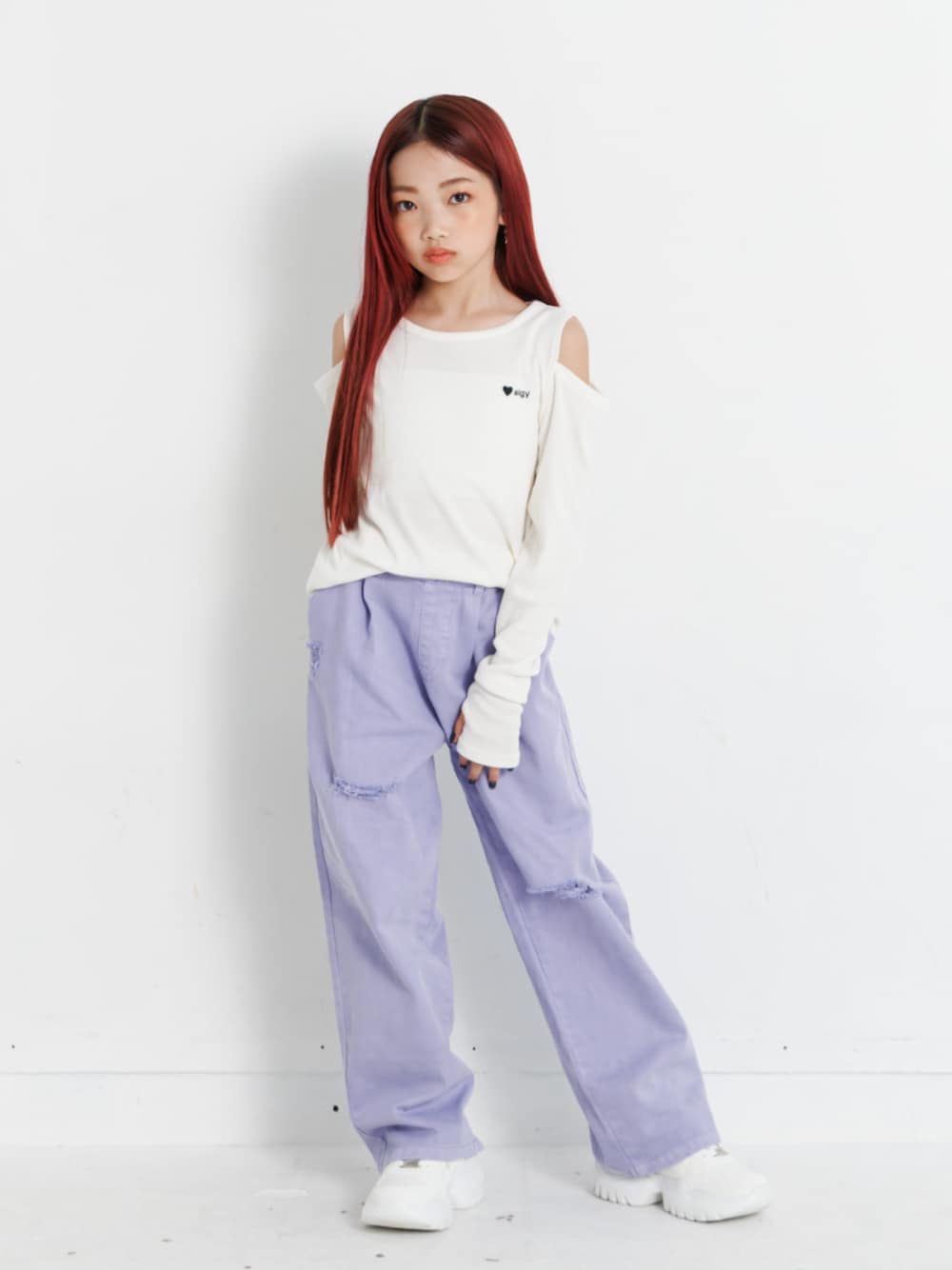 「F.O.Online Store、エフオーオンラインストア(F.O.Online Store)、ALGY、アルジー、キッズコーデ、キッズファッション、女の子、カジュアルコーデ、お出かけコーデ、きれいめカジュアル、韓国ファッション、韓国子供服、ストリート、オフショル、デニム」｜「algyのカラーグランジパンツ（デニムパンツ、パープル系）」を使った、F.O.OnlineStoreさん（キッズ・139cm）の秋コーディネートの1枚目の写真