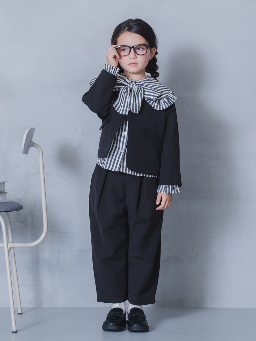 「F.O.Online Store、エフオーオンラインストア(F.O.Online Store)、アプレレクール、p.premier、キッズコーデ、キッズファッション、女の子、フォーマル、記念日コーデ、発表会、入園式、入学式、卒園式、卒業式、ジャケット」｜「p.premierのタックボリュームパンツ_フォーマル対応_マシンウォッシャブル（スーツパンツ、ブラック系）」を使った、F.O.OnlineStoreさん（キッズ・110cm）の冬コーディネートの1枚目の写真