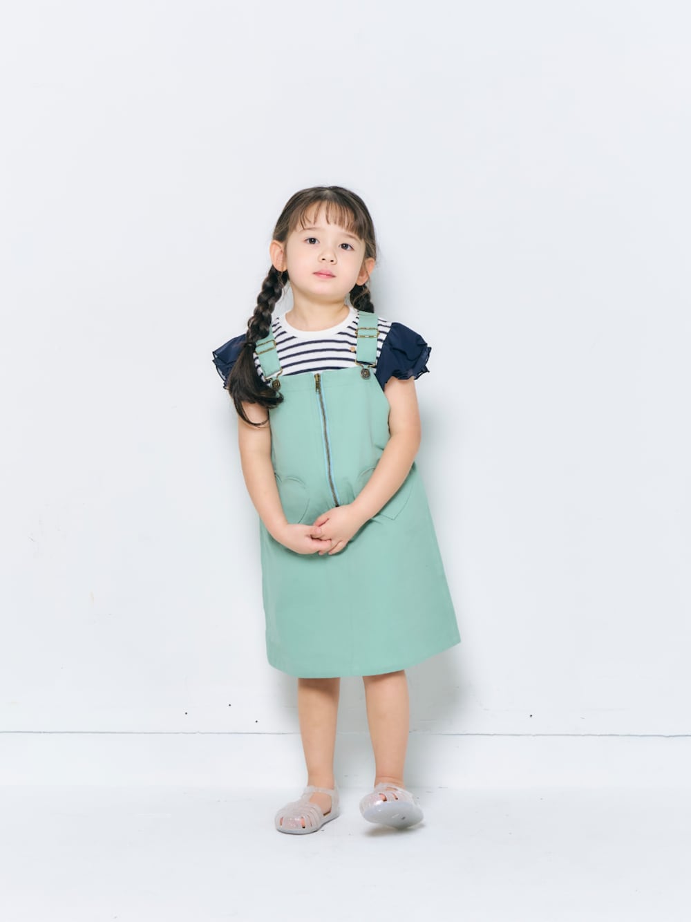 「F.O.Online Store、エフオーオンラインストア(F.O.Online Store)、apres les cours、アプレレクール、キッズコーデ、キッズファッション、女の子、女の子コーデ、ワンピース、サロペット、ボーダー、Tシャツ、サンダル、春めき満開コーデ、春服」｜「apres les coursのジェリーサンダル（サンダル、ホワイト系）」を使った、F.O.OnlineStoreさん（キッズ・110cm）の春コーディネートの1枚目の写真