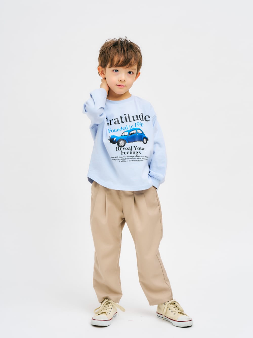 「F.O.Online Store、エフオーオンラインストア(F.O.Online Store)、apres les cours、アプレレクール、キッズコーデ、キッズファッション、男の子、ユニセックス、カジュアル、お出かけコーデ、ロンT、パンツスタイル、春コーデ、春、春服」｜「apres les coursのテーパードタックパンツ（その他パンツ、ベージュ系）」を使った、F.O.OnlineStoreさん（キッズ・110cm）の冬コーディネートの1枚目の写真