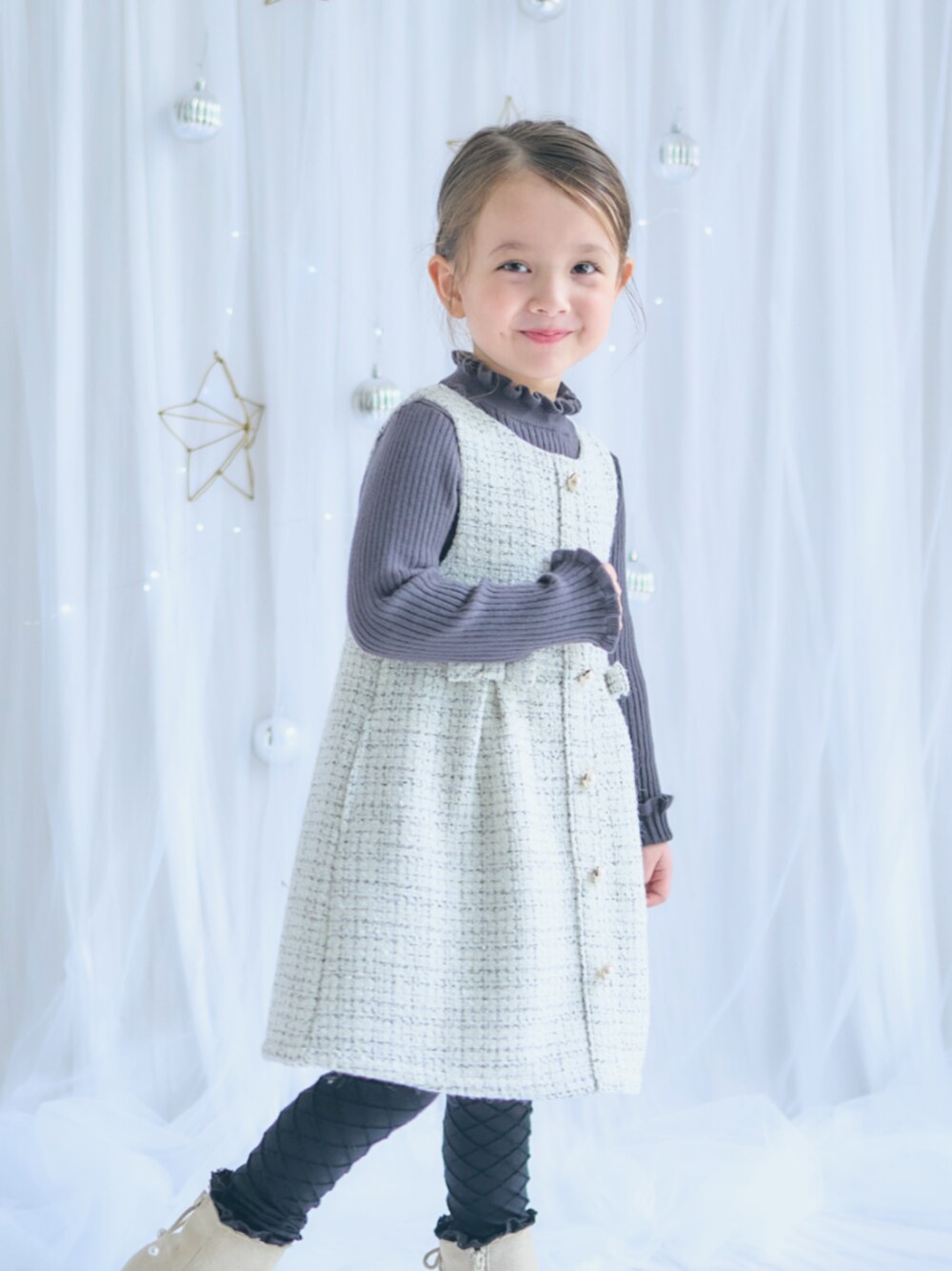 「F.O.Online Store、エフオーオンラインストア(F.O.Online Store)、apres les cours、アプレレクール、ジャンパースカート、おでかけコーデ、リブニット、フリル、フリルトップス、タートルネック、タートルネックニット、女の子、グレー、きれいめカジュアル、クリスマス」｜「apres les coursのレギンス＋レースソックスセット（レギンス/スパッツ、ブラック系）」を使った、F.O.OnlineStoreさん（キッズ・110cm）の冬コーディネートの1枚目の写真