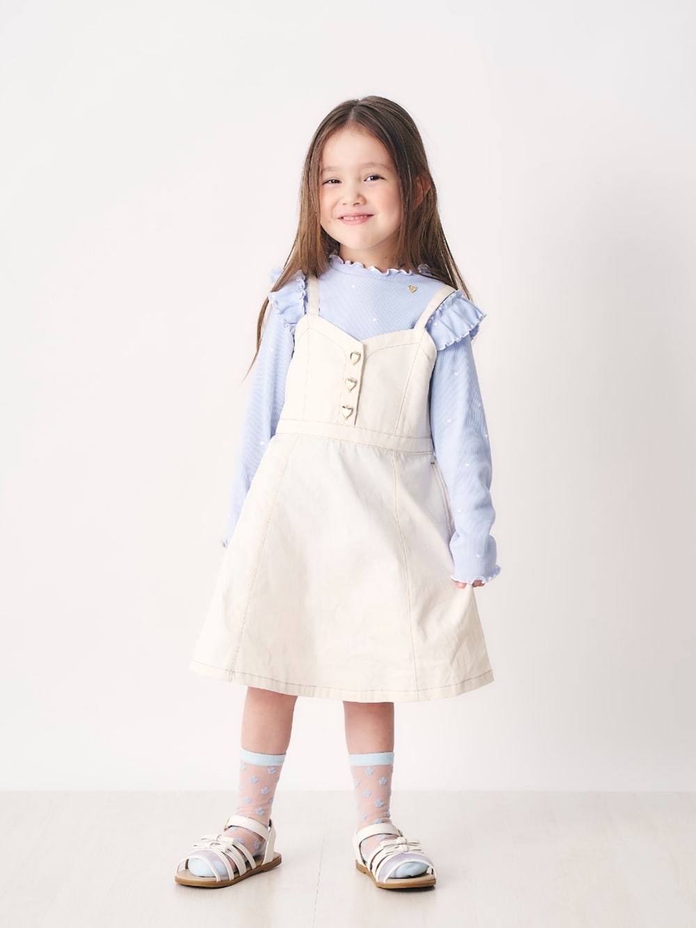 「F.O.Online Store、エフオーオンラインストア(F.O.Online Store)、apres les cours、アプレレクール、キッズコーデ、キッズファッション、女の子、カジュアル、カジュアルコーデ、ワンピース、お出かけコーデ、きれいめカジュアル、春コーデ、春、春色」｜「apres les coursのハートボタンジャンスカ（ジャンパースカート、ブルー系）」を使った、F.O.OnlineStoreさん（キッズ・110cm）の春コーディネートの1枚目の写真