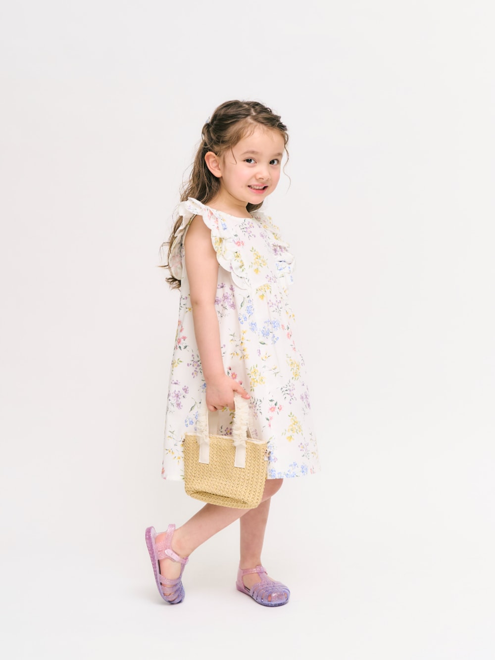 「F.O.Online Store、エフオーオンラインストア(F.O.Online Store)、apres les cours、アプレレクール、キッズコーデ、キッズファッション、女の子、女の子コーデ、ワンピース、ショルダーバッグ、サンダル、お出かけコーデ、きれいめカジュアル、花柄、夏コーデ」｜「apres les coursのハートモチーフヘアクリップセット（バレッタ/ヘアクリップ、ホワイト系）」を使った、F.O.OnlineStoreさん（キッズ・110cm）の夏コーディネートの1枚目の写真