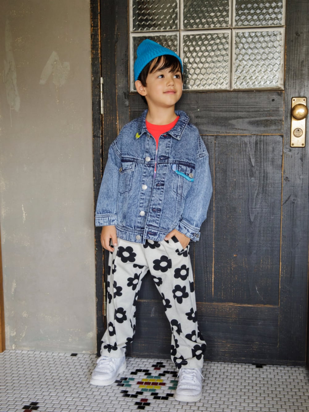 「F.O.Online Store、エフオーオンラインストア(F.O.Online Store)、BREEZE、ブリーズ、キッズコーデ、キッズファッション、男の子、ユニセックス、カジュアル、ストリート、お出かけコーデ、デニム、デニムジャケット、パンツスタイル、春コーデ」｜「BREEZEのカラバリニットキャップ（ニットキャップ/ビーニー、ブルー系）」を使った、F.O.OnlineStoreさん（キッズ・110cm）の冬コーディネートの1枚目の写真