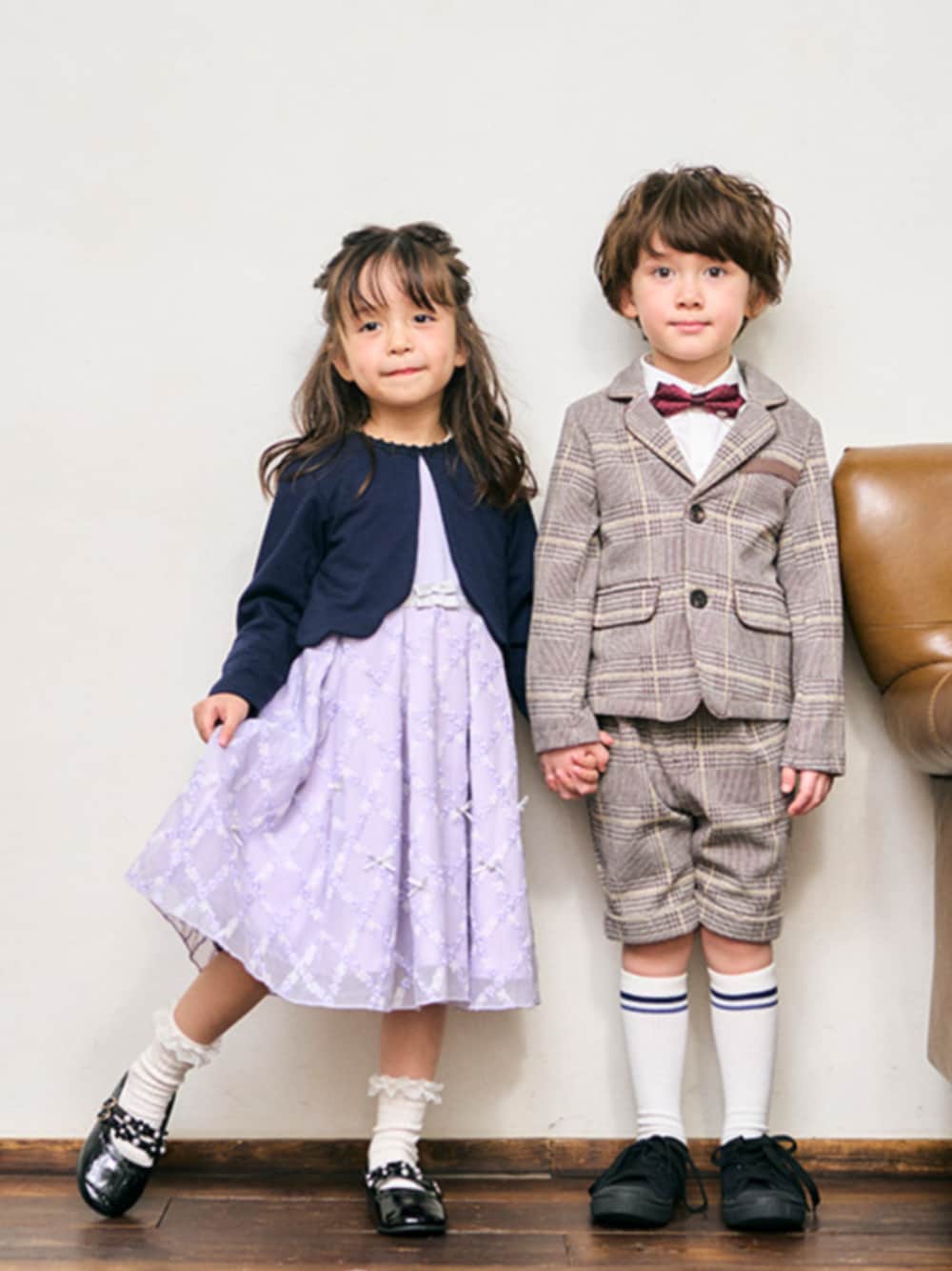 「エフオーオンラインストア(F.O.Online Store)、F.O.Online Store、apres les cours、フォーマル、ハレの日、キッズコーデ、入園式、卒業式、入学式、お呼ばれスタイル、お出かけコーデ」｜「apres les coursのフォーマルジャンパースカート（ワンピース、パープル系）」を使った、F.O.OnlineStoreさん（キッズ・110cm）の冬コーディネートの1枚目の写真