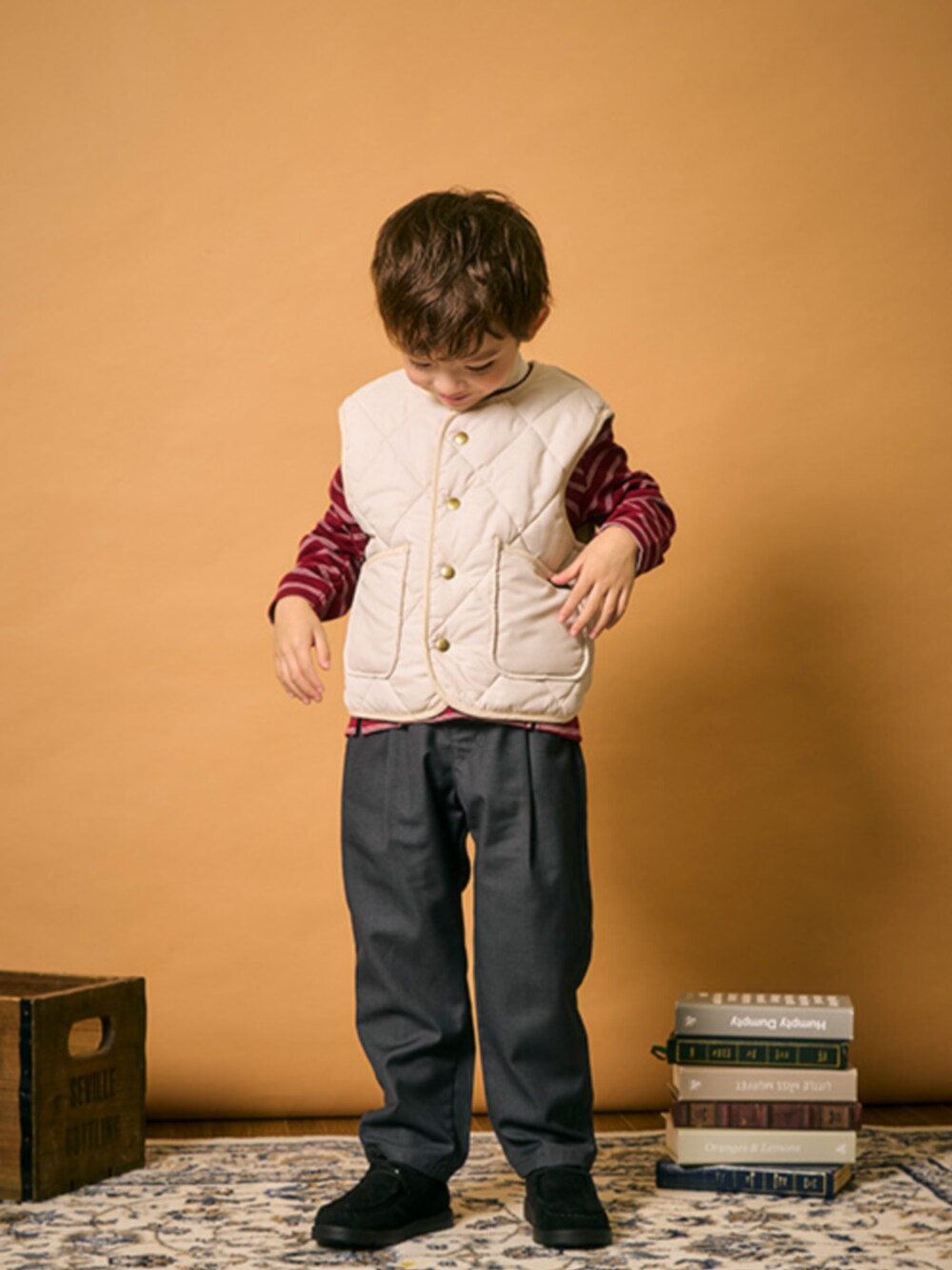 「F.O.Online Store、エフオーオンラインストア(F.O.Online Store)、apres les cours、アプレレクール、秋アウター、ベスト、軽アウター、秋服、男の子、秋コーデ、秋、カジュアル、カジュアルコーデ、ハンサムコーデ、キッズファッション」｜「apres les coursのスウェードショートブーツ（ブーツ、ブラック系）」を使った、F.O.OnlineStoreさん（キッズ・110cm）の夏コーディネートの1枚目の写真