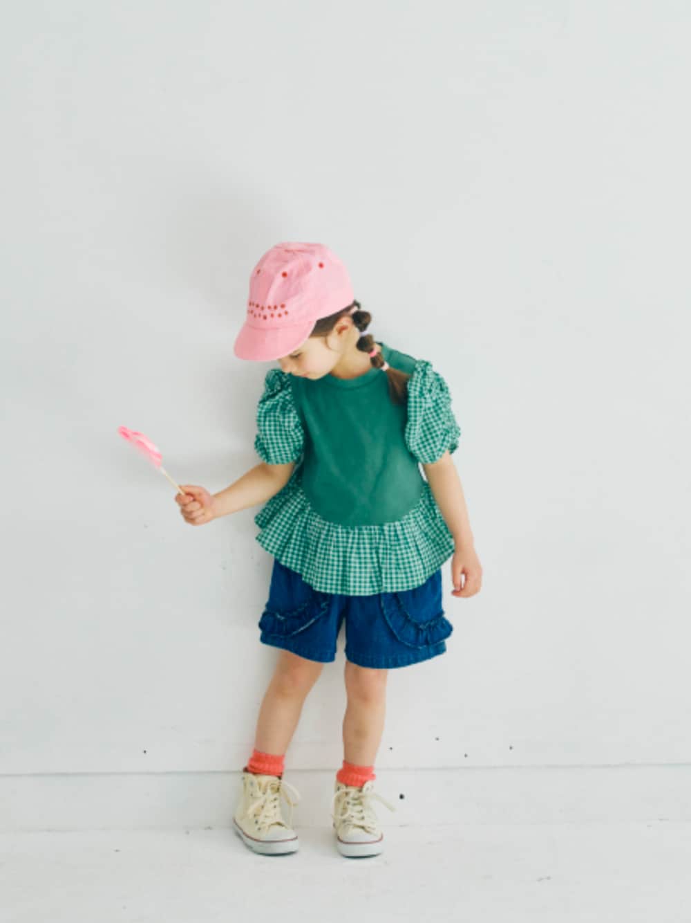「F.O.Online Store、エフオーオンラインストア(F.O.Online Store)、p.premier、ピードットプルミエ、キッズコーデ、キッズファッション、女の子、女の子コーデ、キャップ、ハーフパンツ、靴下チラ見せ、チュニック、チェック、デニム、お出かけコーデ」｜「p.premierのイロチ買いしたいカラーリブソックス（ソックス/靴下、レッド系）」を使った、F.O.OnlineStoreさん（キッズ・110cm）の春コーディネートの1枚目の写真