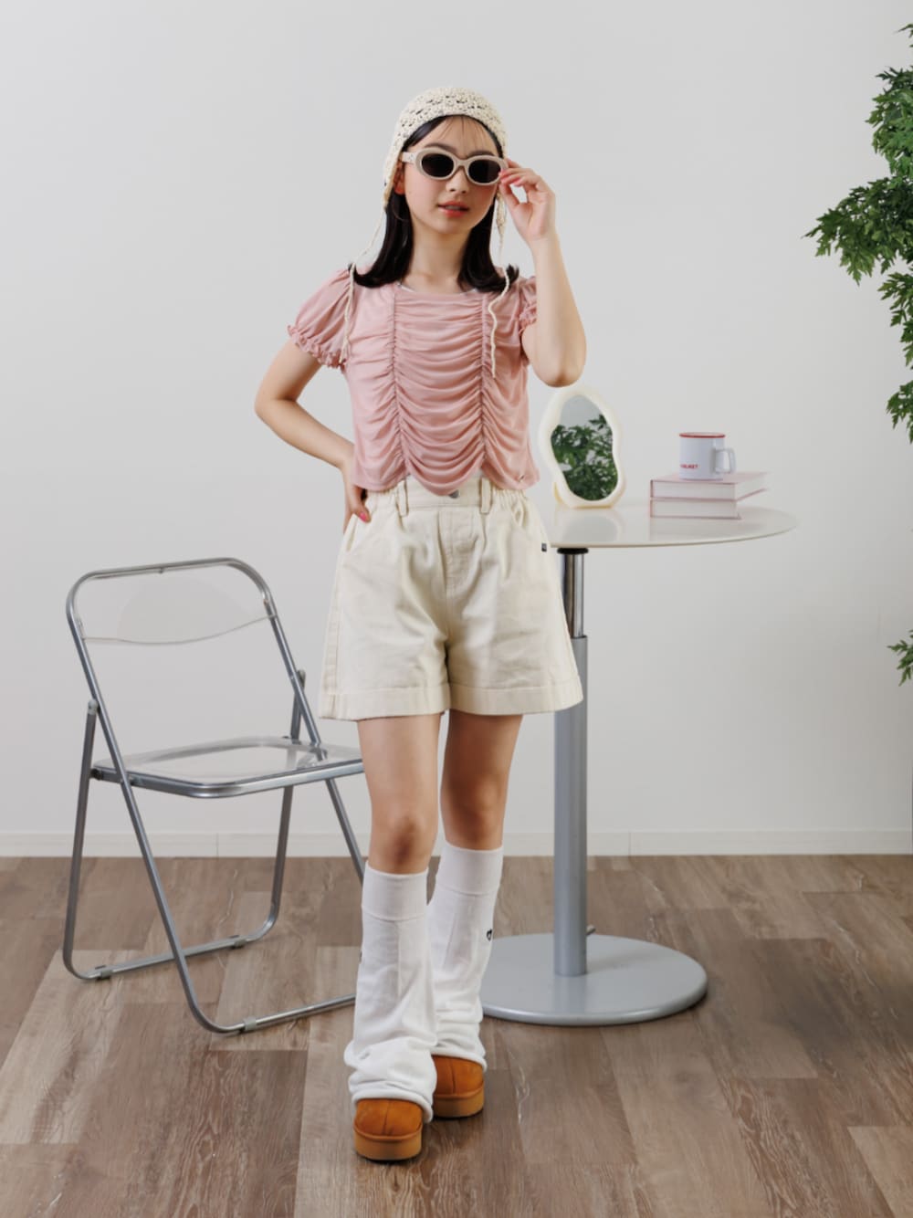 「F.O.Online Store、エフオーオンラインストア(F.O.Online Store)、ALGY、アルジー、キッズコーデ、キッズファッション、女の子、カジュアルコーデ、カジュアル、お出かけコーデ、きれいめカジュアル、韓国ファッション、韓国子供服、サングラス、ショートパンツ」｜「algyのロゴシシュウレッグカバー（レッグウォーマー、ホワイト系）」を使った、F.O.OnlineStoreさん（キッズ・155cm）の夏コーディネートの1枚目の写真