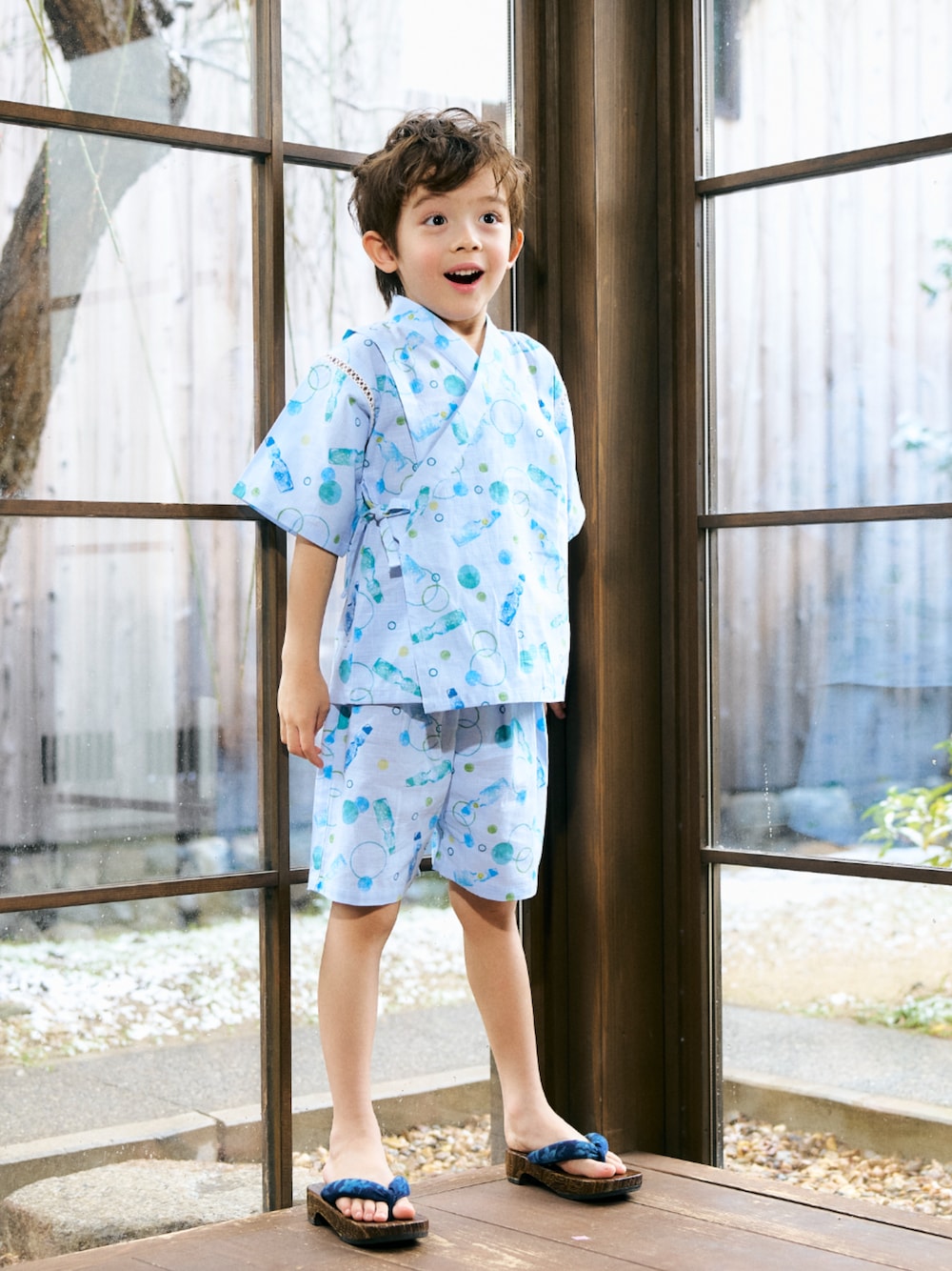 「F.O.Online Store、エフオーオンラインストア(F.O.Online Store)、apres les cours、アプレレクール、キッズコーデ、キッズファッション、男の子、男の子コーデ、夏コーデ、夏、夏休み、夏祭り、浴衣、甚平、お出かけコーデ」｜「apres les coursの【リンク】アプレのはんなりBOYS甚平（浴衣、ブルー系）」を使った、F.O.OnlineStoreさん（キッズ・110cm）の春コーディネートの1枚目の写真