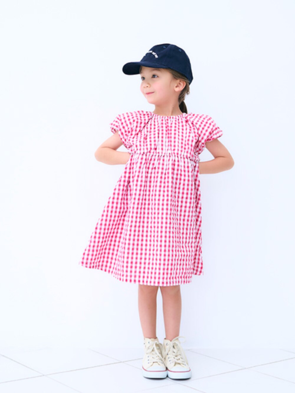 「F.O.Online Store、エフオーオンラインストア(F.O.Online Store)、apres les cours、アプレレクール、ギンガムチェック、カラーワンピース、夏ワンピース、夏ワンピ、キャップ、お出かけコーデ、リボン、カジュアル、夏コーデ、夏、キッズコーデ」｜「apres les coursのレース・サテンロゴ刺繍キャップ（キャップ、ブルー系）」を使った、F.O.OnlineStoreさん（キッズ・110cm）の夏コーディネートの1枚目の写真