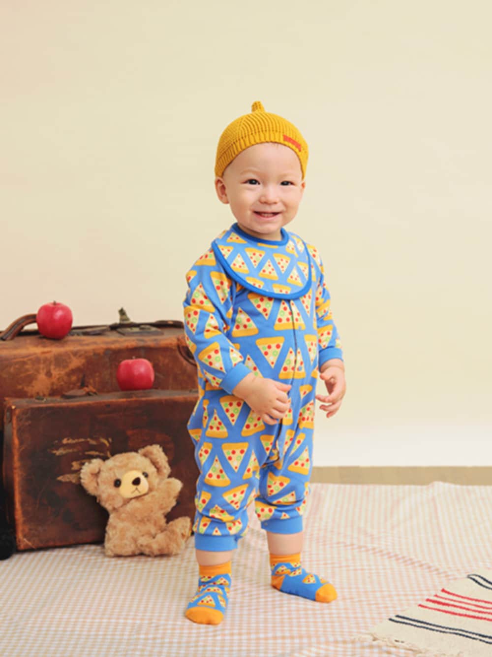 「F.O.Online Store、エフオーオンラインストア(F.O.Online Store)、BREEZE、ブリーズ、総柄、赤ちゃん、ベビー服、ピザ、カラーコーデ、ロンパース、ブルー、秋コーデ」｜「BREEZEのカラフルとんがりニット帽（その他ベビーウェア、イエロー系）」を使った、F.O.OnlineStoreさん（キッズ・110cm）の秋コーディネートの1枚目の写真
