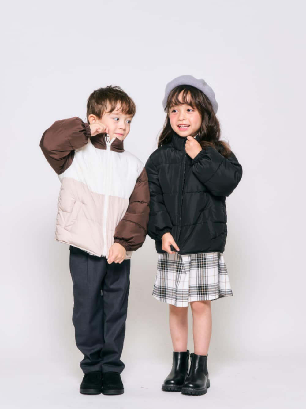 「F.O.Online Store、エフオーオンラインストア(F.O.Online Store)、ダウンジャケット、お揃いコーデ、ダウン、冬コーデ、冬、冬アウター、リンクコーデ、お出かけコーデ、ベレー帽、ダウンコーデ、リバーシブル、キッズコーデ、ブーツ」｜「apres les coursの【リンク】アプレのヒロインワンピ（ワンピース、その他）」を使った、F.O.OnlineStoreさん（キッズ・110cm）の冬コーディネートの1枚目の写真