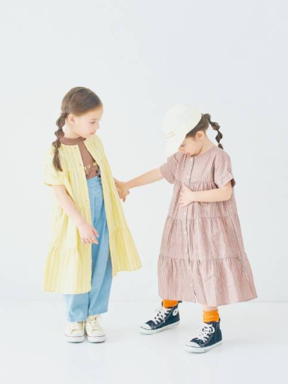 「F.O.Online Store、エフオーオンラインストア(F.O.Online Store)、p.premier、ピードットプルミエ、キッズコーデ、キッズファッション、女の子、リンクコーデ、おそろいコーデ、ワンピース、ストライプ、春色、おでかけコーデ、レイヤードスタイル、靴下チラ見せ」｜「p.premierのネオンカラーリブソックス（ソックス/靴下、オレンジ系）」を使った、F.O.OnlineStoreさん（キッズ・110cm）の春コーディネートの1枚目の写真