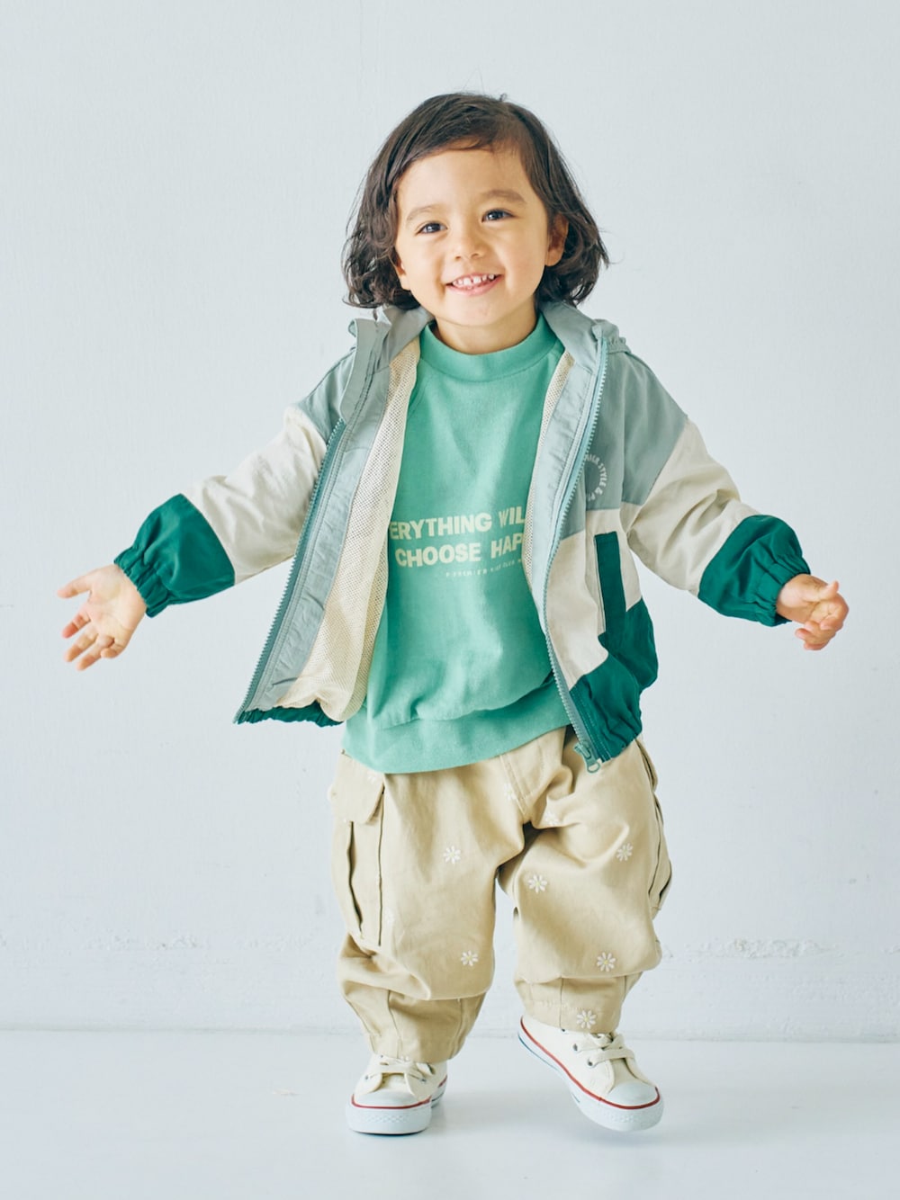 「F.O.Online Store、エフオーオンラインストア(F.O.Online Store)、p.premier、ピードットプルミエ、男の子、キッズコーデ、キッズファッション、ウィンドブレーカー、アウター、春コーデ、春服、通園コーデ、通学コーデ、通学、ユニセックス」｜「p.premierのイロチ買いしたいオーバーサイズロゴスプリングトレーナー（スウェット、グリーン系）」を使った、F.O.OnlineStoreさん（キッズ・110cm）の冬コーディネートの1枚目の写真