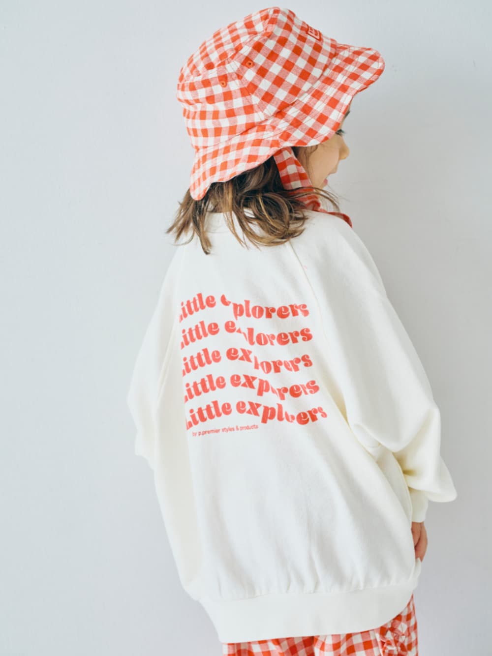 「春コーデ、春、春服、キッズコーデ、キッズファッション、キッズ服、プルミエ、p.premier、F.O.Online Store、エフオーオンラインストア(F.O.Online Store)」｜「p.premierのイロチ買いしたいオーバーサイズロゴスプリングトレーナー（スウェット、ホワイト系）」を使った、F.O.OnlineStoreさん（キッズ・110cm）の冬コーディネートの1枚目の写真