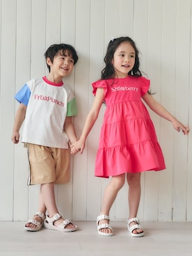 「apres les cours（アプレレクール）の【リンク】フルーツロゴティアードワンピース（ワンピース、レッド系）」を使った、F.O.OnlineStoreさん（キッズ・110cm）の春コーディネート